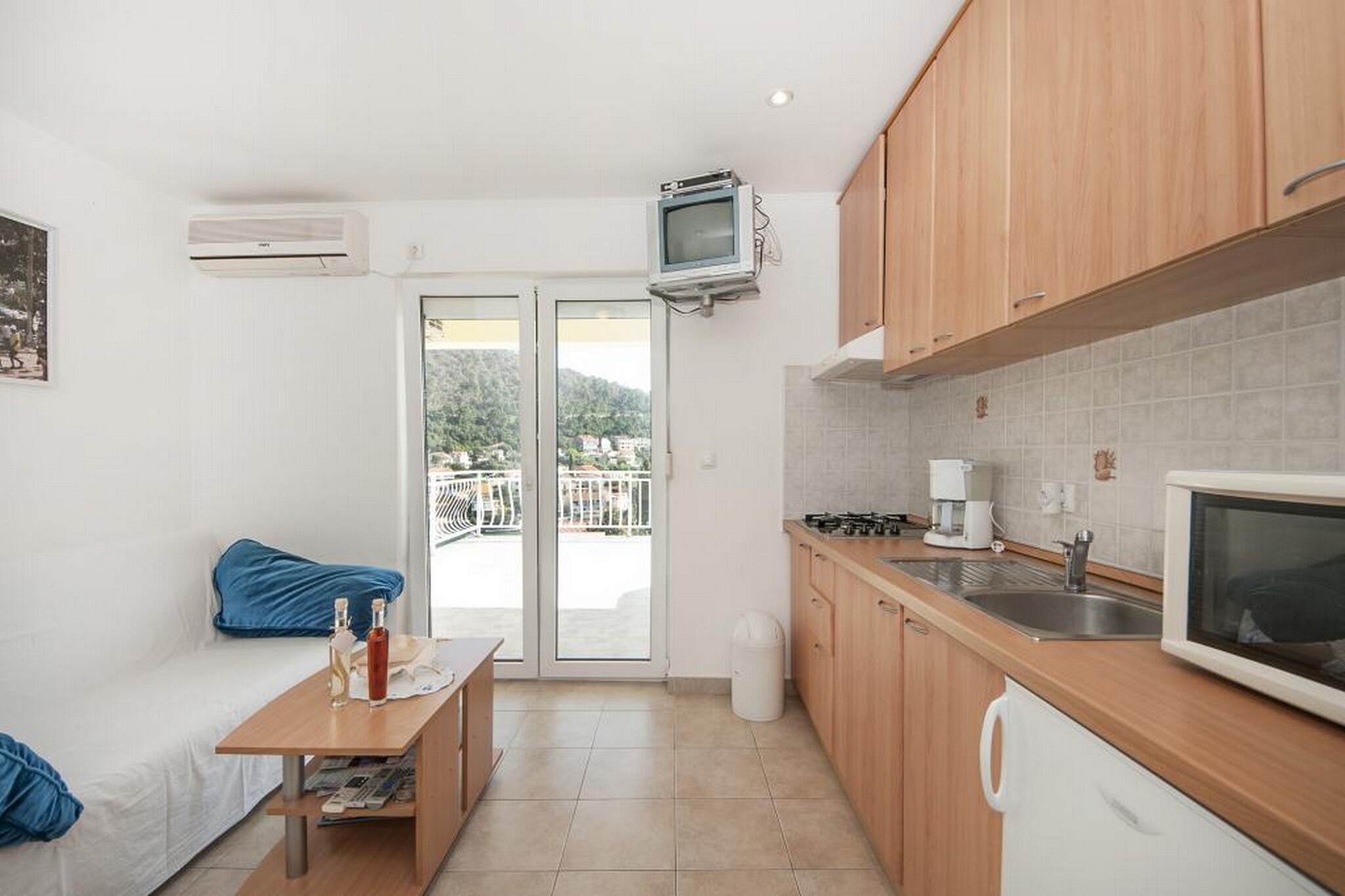 Bertie's Lodge - Two Bedroom Apartment with Terrace and Sea View(A1)