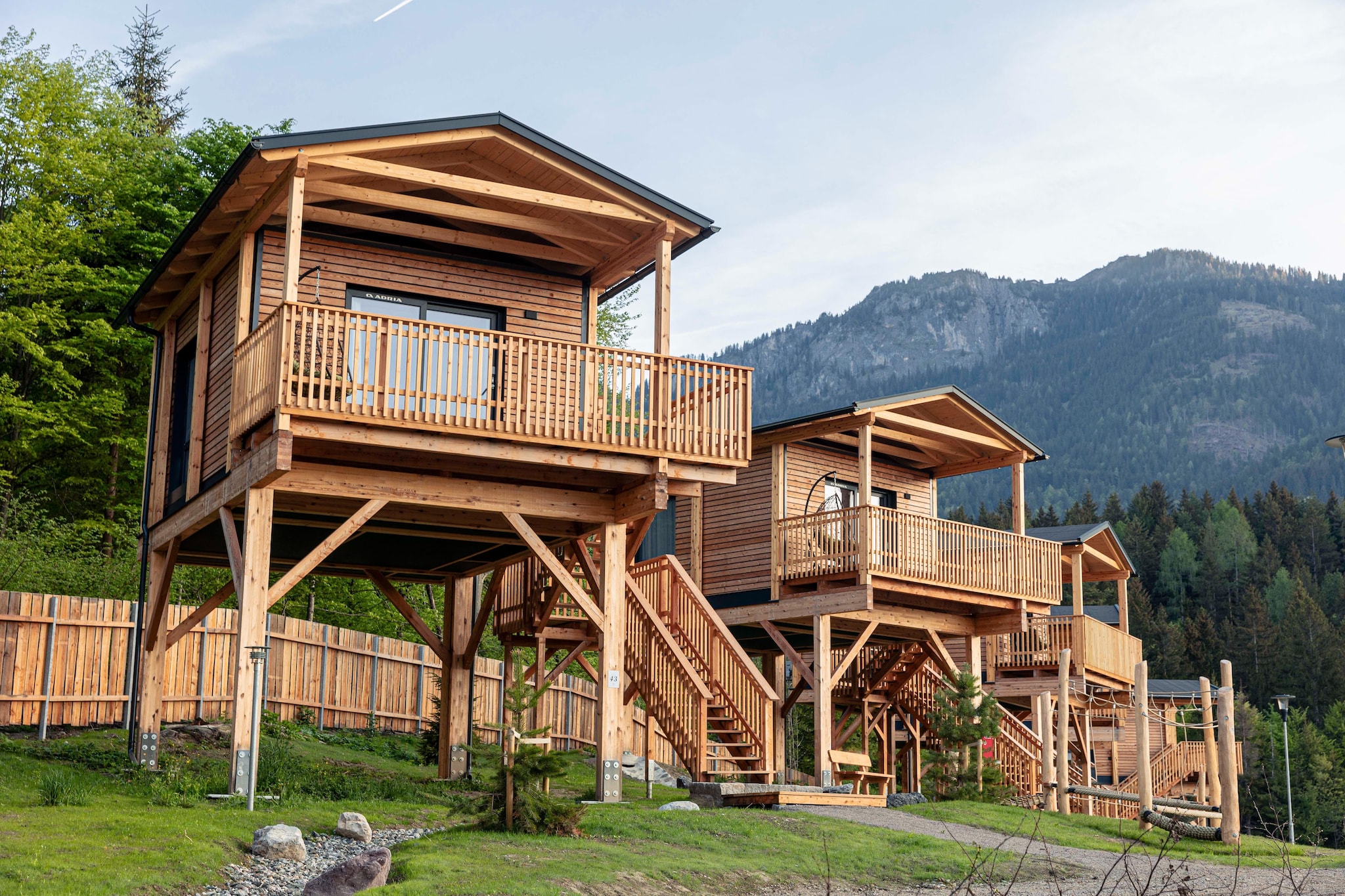 This modern, detached so-called “tree house” is located in the car-free Resort Chalets & Glamping Nassfeld, which opened in May 2022. It is located at the forest edge near the small Vorhegg skiing area. The small centre of Kötschach-Mauthen is 650 m away. 

The tree house, which can accommodate up to two adults and one child of up to three years old, is furnished in a modern and complete way. The entrance can be reached via a staircase. This way, you can enjoy a beautiful view of the surrounding mountains. The living room features a TV and a single sofa bed. The open-plan kitchen is equipped with an oven and dishwasher. There is a (not fully closed) bedroom with a double bed. The bathroom features a shower and a toilet. For extra comfort, the tree house also features air conditioning.

Outside, there is a veranda with garden furniture. You can park your car in the central car park at the edge of the resort.

At Resort Chalets & Glamping Nassfeld, various chalets, tree houses and safari tents can be booked for four to six people.