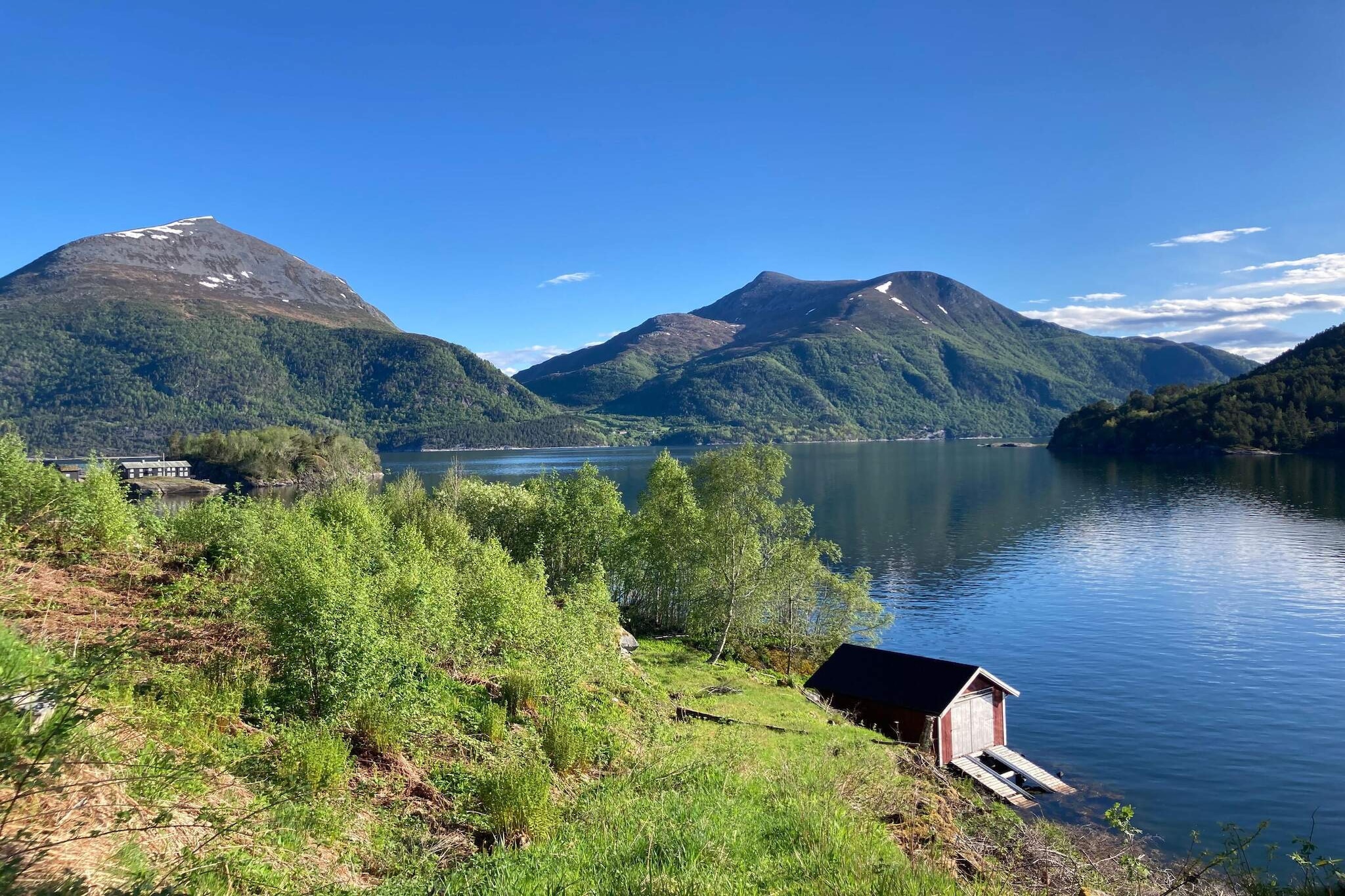 open kitchen(cooker(electric), hood, coffee machine(filter), waffle iron, microwave, dishwasher, freezer(> 250L), fridge-freezer, washing machine), Living/bed room(52 m2)(single folding bed, TV(german television channels, norvegian TV channels ), radio, chromecast), bedroom(12 m2)(2x single bed), bedroom(13 m2)(double bed), bedroom(9 m2)(double bed), bathroom(floor heating)(bathtub or shower, washbasin, toilet), sauna(indoor, 4 persons), heating(electric), garden furniture, BBQ, parking, air to air heatpump