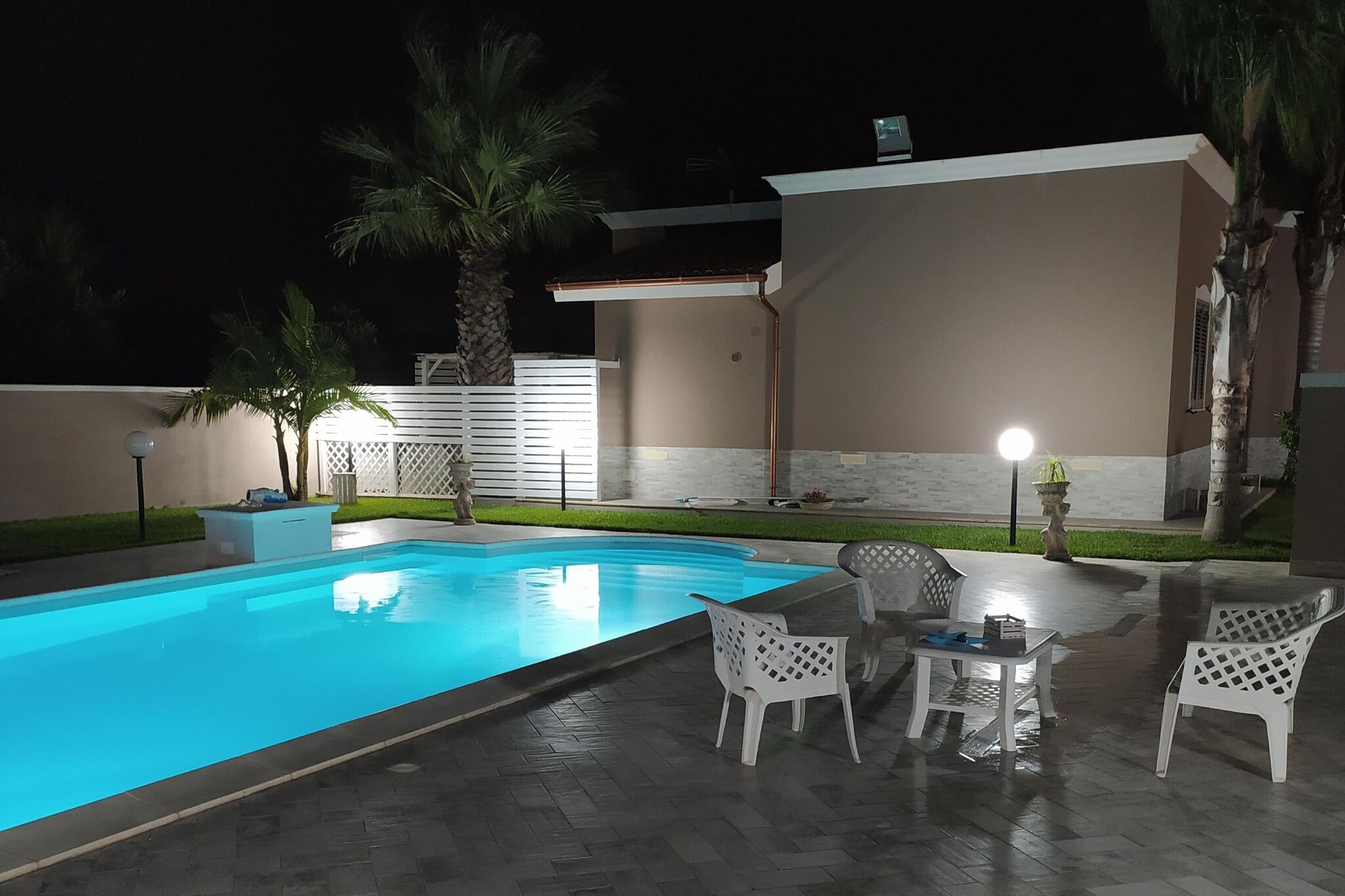 Air-conditioned villa with swimming pool 900 meters from the sea