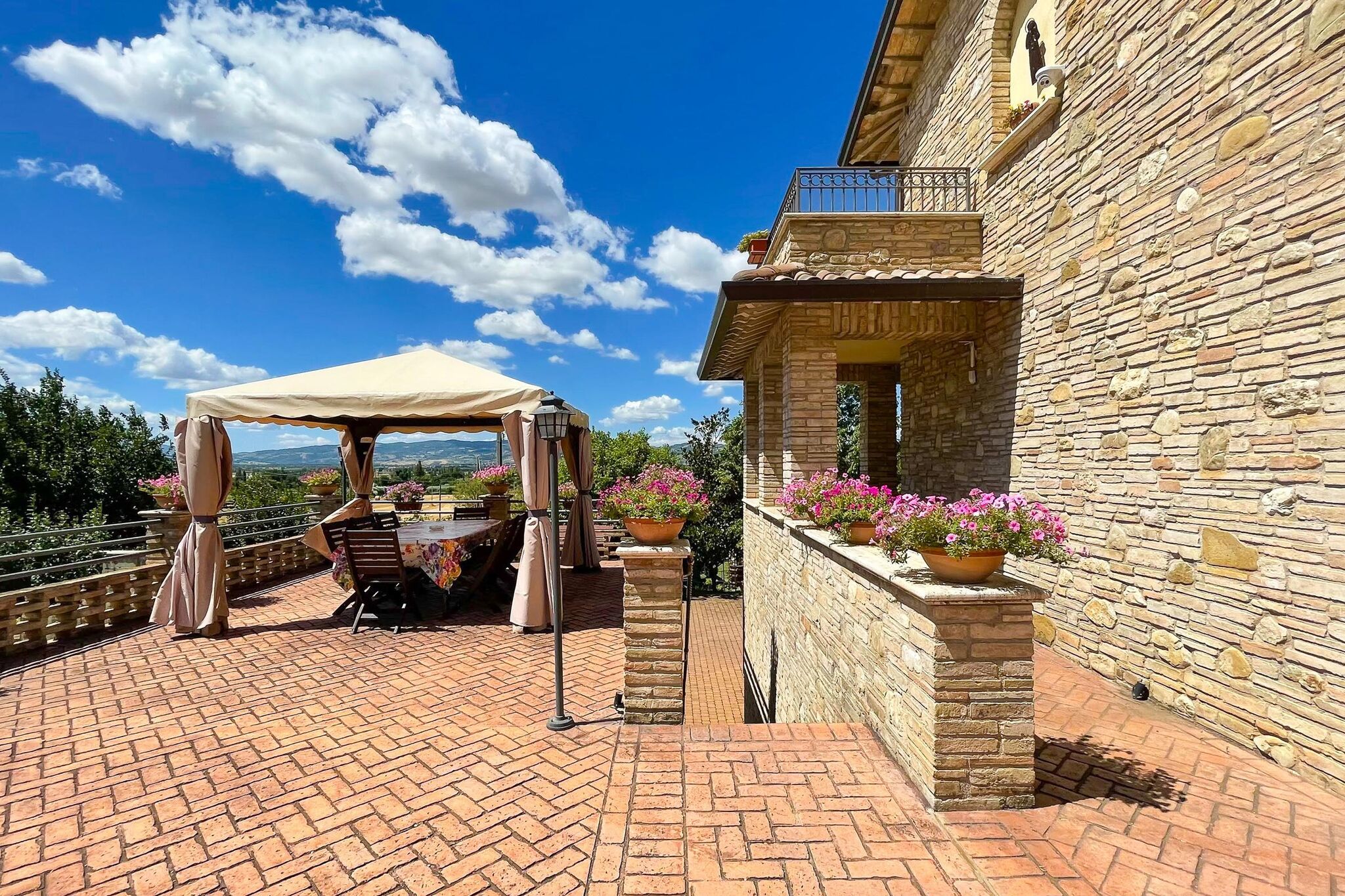 Einladendes Ferienhaus in Assisi mit Swimmingpool