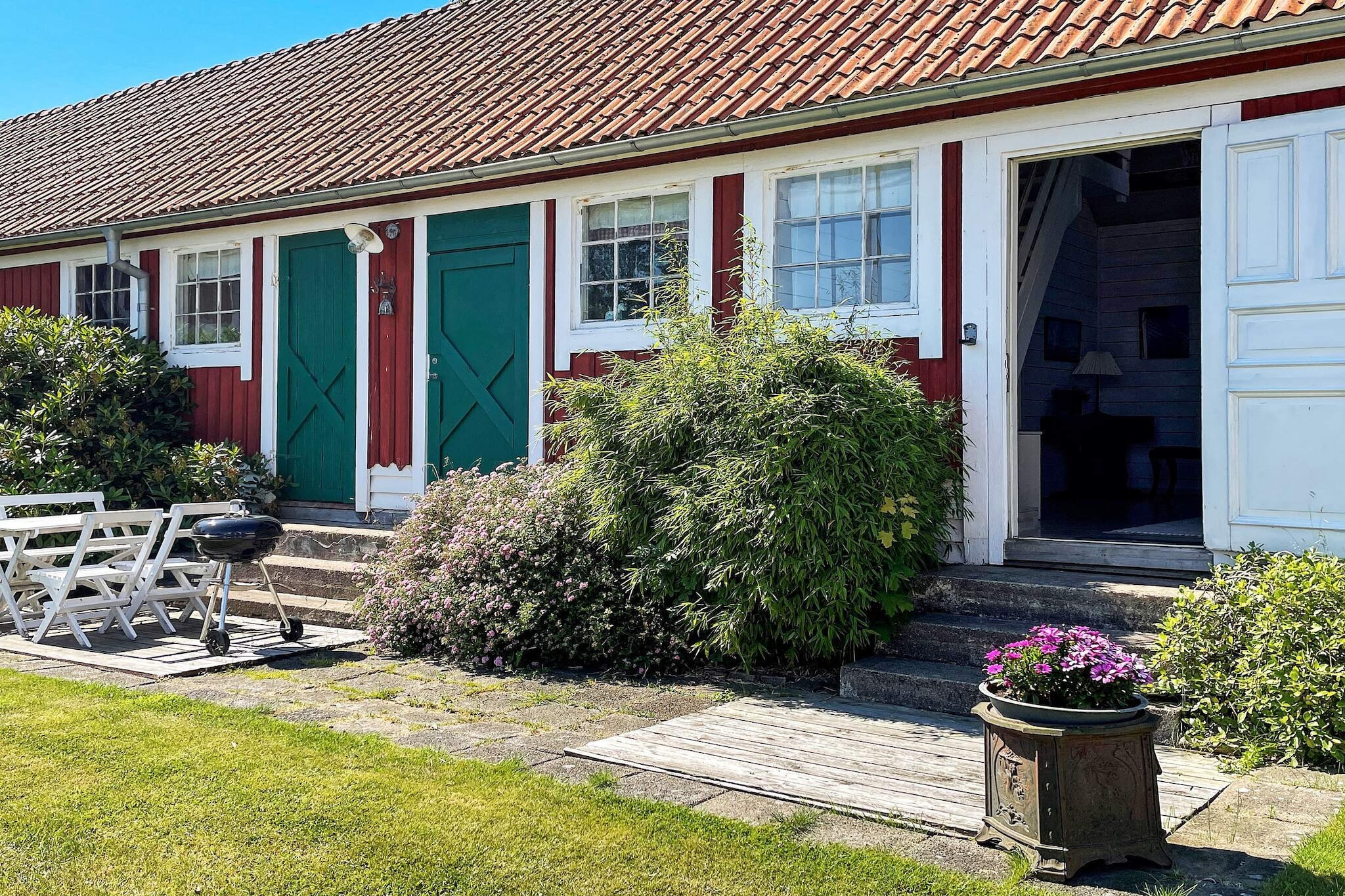 Welcome to EllÃ¶s at Orust in BohuslÃ¤n with both golf, restaurant, sea and salty baths just nearby. Here you live in a tastefully decorated barn from the beginning of the 20th century with high ceilings and exposed beams. The entrance faces the farm's common large lawn with a few single neighbors who live all year round. A cozy kitchen with dining area and high chair and door directly to the patio at the front. To the left is a bedroom with two single beds that are each 80cm. Living room with sofa and armchair and desk. Large bathroom with toilet, sink and shower. Via a steeper staircase you reach a cozy sleeping loft with two single beds 90cm. Small children are not recommended as the stairs are steep and there is no gate. There is a common laundry room for everyone who lives on the farm to use. On the outside there is outdoor furniture and barbecue. You will enjoy yourself fantastically well in this cottage which feels a bit like the present but in the old style. If you want to explore the area around EllÃ¶s, you must not miss a dip at the bathing area inside EllÃ¶s center. There is a bath for children, adults and is handicapped accessible with a wheelchair accessible. Shallow water and further out there are jumping towers and cliffs. When you have finished bathing, there is a playground right next door and when the children are hungry for ice cream, an ice cream kiosk 100 meters away. In the evening there are several different restaurants and if you are craving seafood, there are factory sales in the harbor. If you want to discover Orust's other sights, there is collected information on vastsverige.com Feel free to visit the unique islands KÃ¤ringÃ¶n and Gullholmen via ferry from Tuvesvik, 7 km. Do not miss a trip to MalÃ¶ and FlatÃ¶n via free car ferry. Here are i.a. famous Handelsman Flink with restaurant &amp; cafÃ©. A few km south is HÃ¤lleviksstrand with cozy Mias SjÃ¶bodscafÃ© and seal safari and MollÃ¶sund, a fishing village from the 16th century with several restaurants and cafes. NÃ¶sund with NÃ¶sunds VÃ¤rdshus (spa and restaurant) is also worth a visit. An oasis to long for back to!