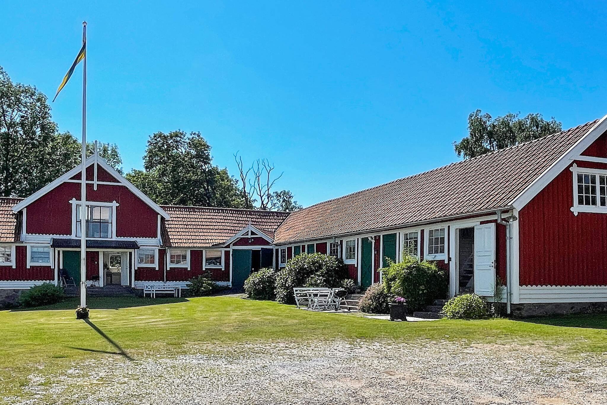 Welcome to EllÃ¶s at Orust in BohuslÃ¤n with both golf, restaurant, sea and salty baths just nearby. Here you live a tastefully decorated barn from the beginning of the 20th century with generous surfaces and high ceilings. The entrance faces the farm's common large lawn with a few single neighbors who live all year round. A large and lovely kitchen with large dining area centrally located and high chair. To the right is a bedroom with two single beds that are each 80cm. Living room with sofa and armchairs with access to both the front and to the private balcony with outdoor furniture. Inside the living room there is a bathroom with toilet, sink and shower. Via a steeper staircase you reach a large and lovely loft with two sofas and armchairs and a lovely view via large windows out over the courtyard. Upstairs there are three more beds in the alcove next to the living room. Two of the beds are 110cm and the third 80cm. Small children are not recommended as the stairs are steep and there is no gate. There is a common laundry room for everyone who lives on the farm to use. On the outside there is outdoor furniture and barbecue. You will enjoy yourself fantastically well in this cottage which feels a bit like the present but in the old style. If you want to explore the area around EllÃ¶s, you must not miss a dip at the bathing area inside EllÃ¶s center. There is a bath for children, adults and is handicapped accessible with a wheelchair accessible. Shallow water and further out there are jumping towers and cliffs. When you have finished bathing, there is a playground right next door and when the children are hungry for ice cream, an ice cream kiosk 100 meters away. In the evening there are several different restaurants and if you are craving seafood, there are factory sales in the harbor. If you want to discover Orust's other sights, there is collected information on vastsverige.com Feel free to visit the unique islands KÃ¤ringÃ¶n and Gullholmen via ferry from Tuvesvik, 7 km. Do not miss a trip to MalÃ¶ and FlatÃ¶n via free car ferry. Here are i.a. famous Handelsman Flink with restaurant &amp; cafÃ©. A few km south is HÃ¤lleviksstrand with cozy Mias SjÃ¶bodscafÃ© and seal safari and MollÃ¶sund, a fishing village from the 16th century with several restaurants and cafes. NÃ¶sund with NÃ¶sunds VÃ¤rdshus (spa and restaurant) is also worth a visit. An oasis to long for back to!