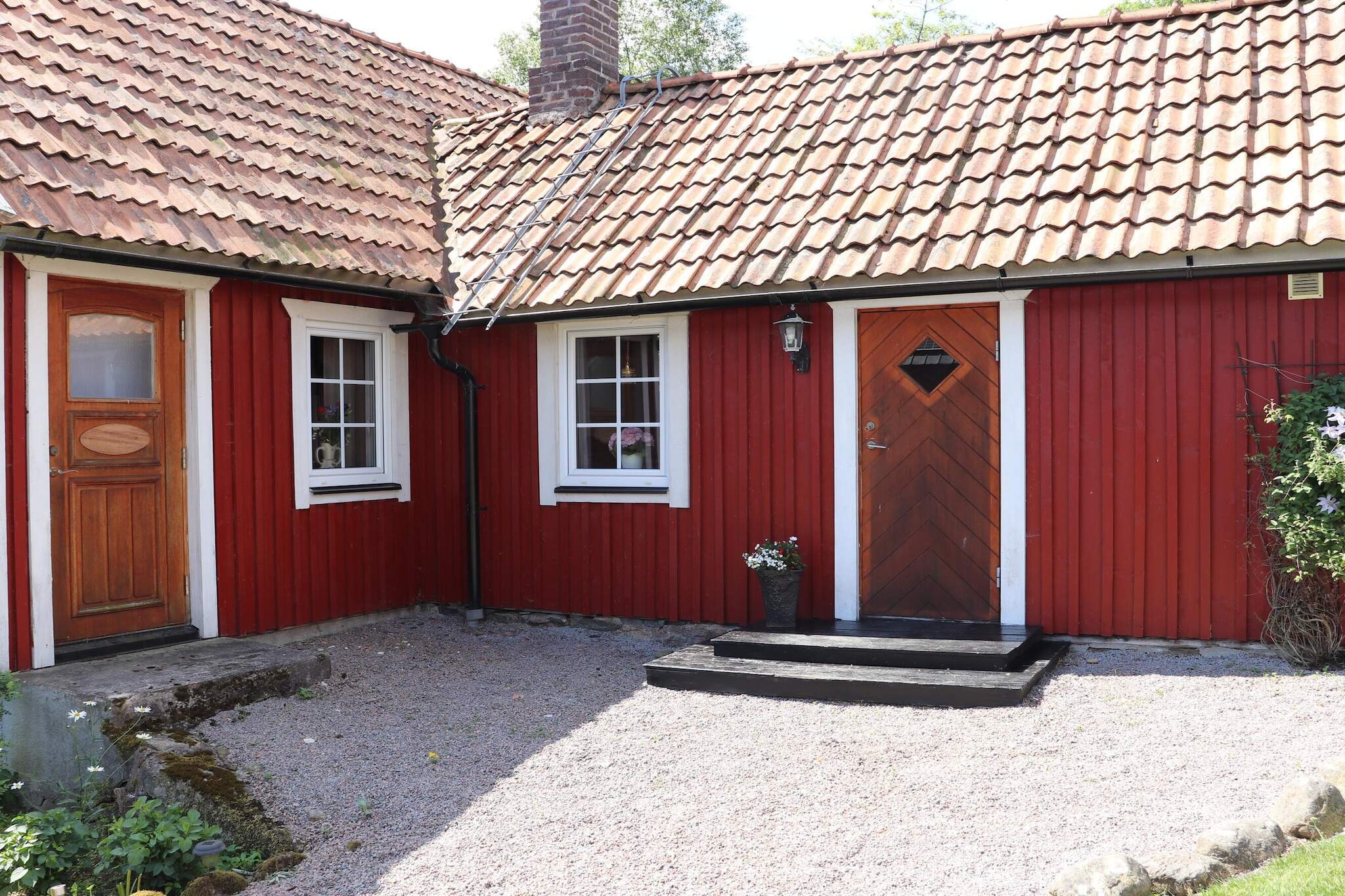 A very pleasant farm house, rural and free on the owner's horse farm in a lovely area. Nearby is VÃ¤stersjÃ¶n with both swimming and fishing opportunities.  A perfect accommodation for a couple or a small family. From here you are close to all destinations on the BjÃ¤re and Kulla peninsulas. The farmhouse is located near the owner's farm but has its own entrance and a large spacious balcony with views of beautiful nature. From the entrance you enter a small hall and there is a large bathroom with washing machine. The kitchen is tasteful and well equipped with a wood stove. The living room is partly open up in the nock. There is a section with a comfortable sofa, a wood-burning stove and a modern TV with viasat's channel selection. The second part has a dining area and a sofa bed for two people. From here you have access to a spacious, lovely balcony with outdoor furniture and barbecue. Some that have a large dining table screened off and under roof. Here you can enjoy both morning coffee and nice barbecue evenings with a lovely view. From the living room, a staircase leads up to a spacious sleeping loft with a double bed. The large lawn in front of the cottage has space for all the family's activities. The owner has a horse farm and in the courtyard the hens stroll peacefully pecking. Eggs for breakfast, no problem. In the area there are nice walking paths and bike paths. A short drive away is VÃ¤stersjÃ¶n. Here are several larger publicbathing areas, the closest is Ljungabolets bathing area.  VÃ¤stersjÃ¶n has a good fish stock of pike, pikeperch, perch, tench, bream and eel. Fishing license is required. Here you can also rent a boat. Just north of Munka Ljungby is the salmon staircase, an exciting destination by the RÃ¶ssjÃ¶holm River.  Just across HallandsÃ¥sen is VallÃ¥sen's ski resort in winter and cycling downhill in summer.  At Kungsbygget you can go summer toboding.  A short drive away you have Ã„ngelholm's beautiful town with small, cozy shops, the beautiful homestead park and its long beach.  Visit the BjÃ¤re and Kulla Peninsulas. Here you will find lots of nice excursion destinations and hidden gems. A short drive away you have Ã„ngelholm's beautiful town with nice shops, the beautiful homestead park and its long beach. For those interested in golf, Ã„ngelholms GK is only a short drive away.