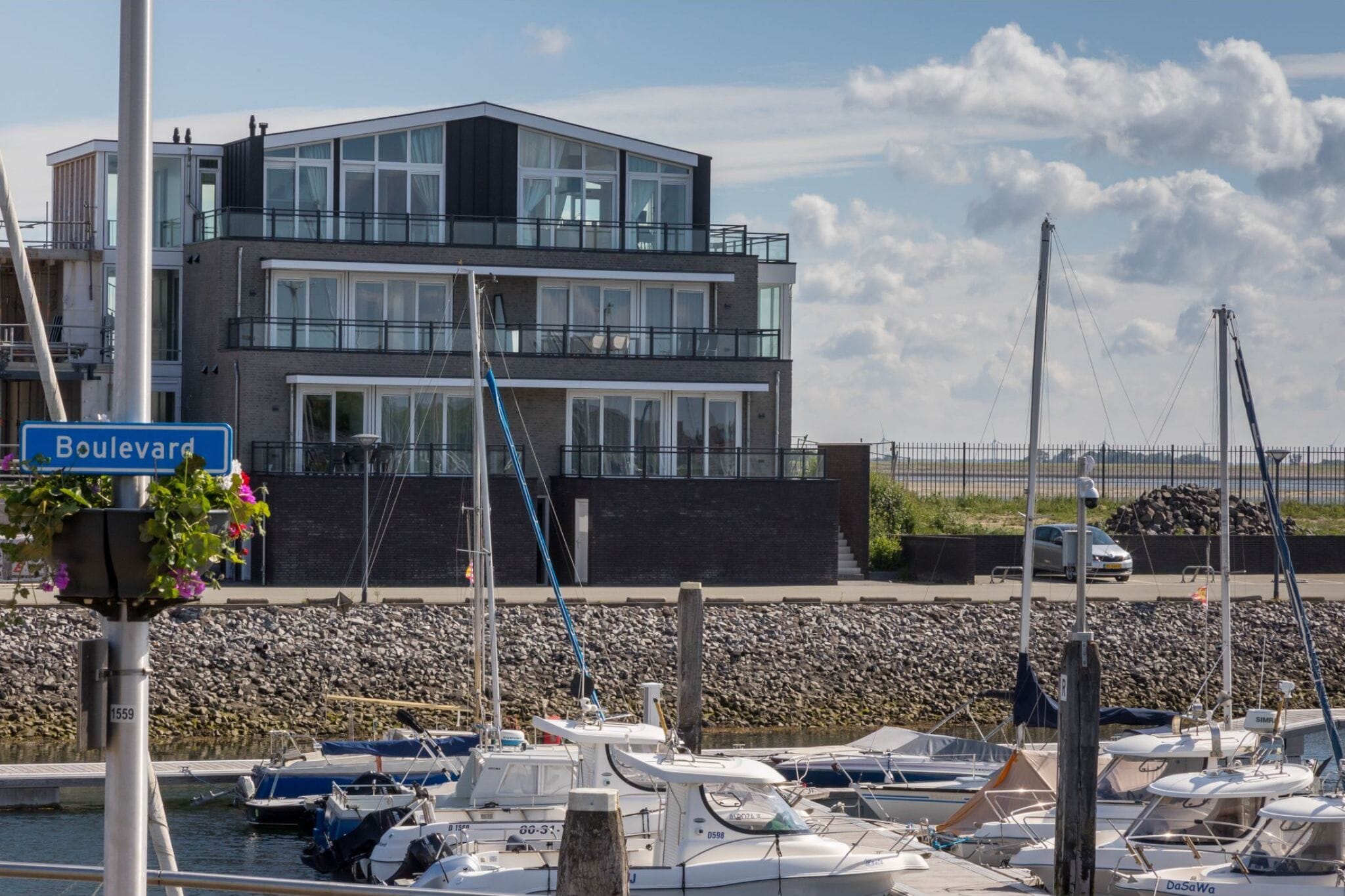 Unique apartment, located on the Oosterschelde and marina of Sint Annaland