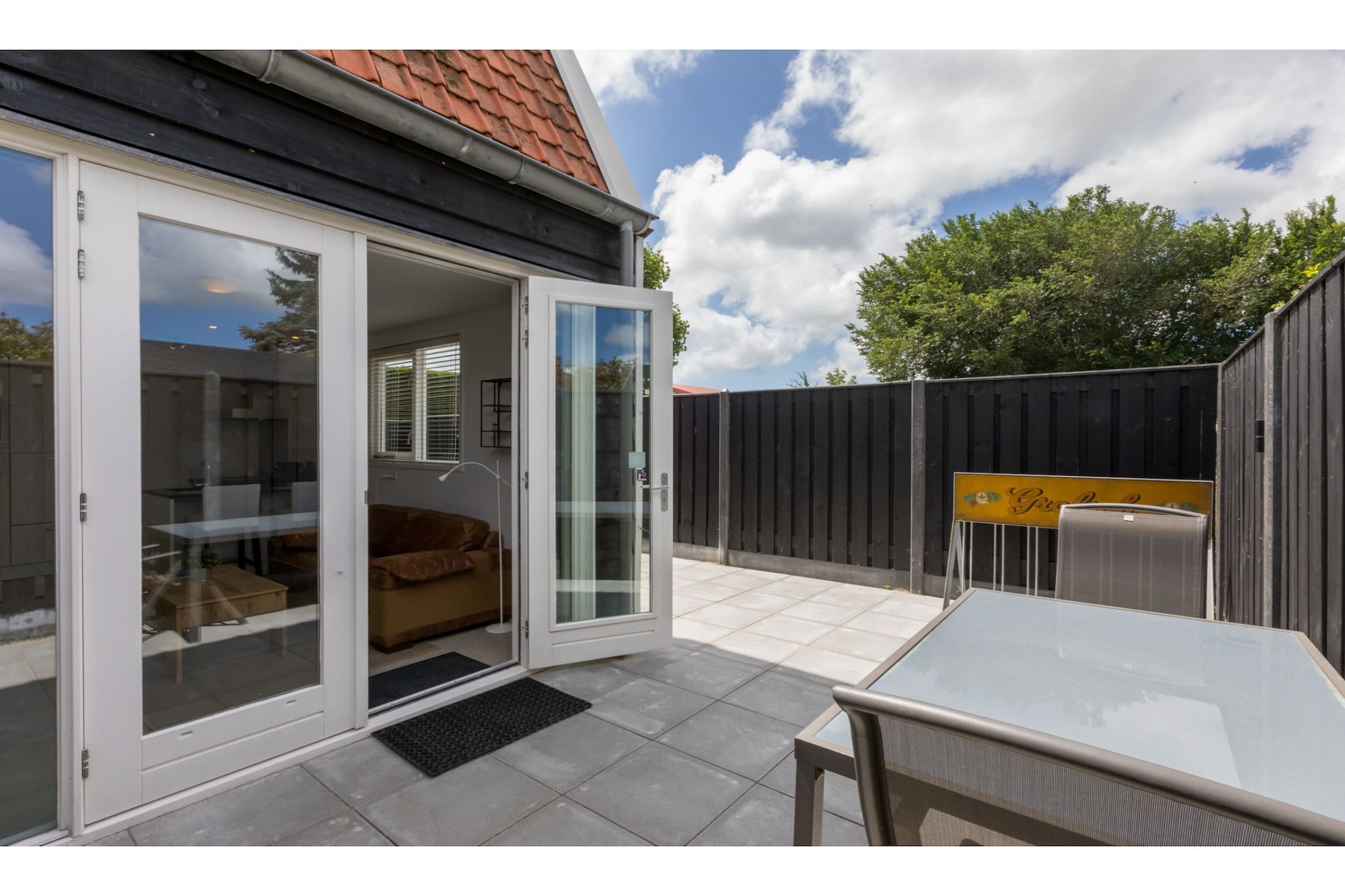 Welcome to Zeeland and your cozy holiday home, â€œNext to the Rozenhuisâ€ in Biggekerke. Perfect after a long day at the beach, you can unwind on your private southwest-facing terrace with a drink, or bring your own BBQ for an alfresco evening.

This charming home is ideal for two guests and great for autumn escapes too. Explore nearby Middelburg or Vlissingen, or enjoy a refreshing walk through the dunes before warming up in your private infrared sauna. The house spans several floors and is light, airy, and neutrally furnished. The ground floor features a fully equipped kitchen with combination microwave, dishwasher, fridge with freezer, kettle, and Nespresso machine, a bathroom with shower, toilet, storage, and hairdryer, and a sitting area with a flat-screen TV.

Upstairs, the bedroom has a double bed (180 x 200 cm, two single mattresses), bedside tables, wardrobe, chest of drawers, clothes rack, two chairs, and the infrared sauna for ultimate relaxation.

The terrace (15 mÂ²) offers sun and shade throughout the day and includes a garden table. Bikes can be stored in the outdoor bicycle rack (not covered), and two charging points are available for your convenience.