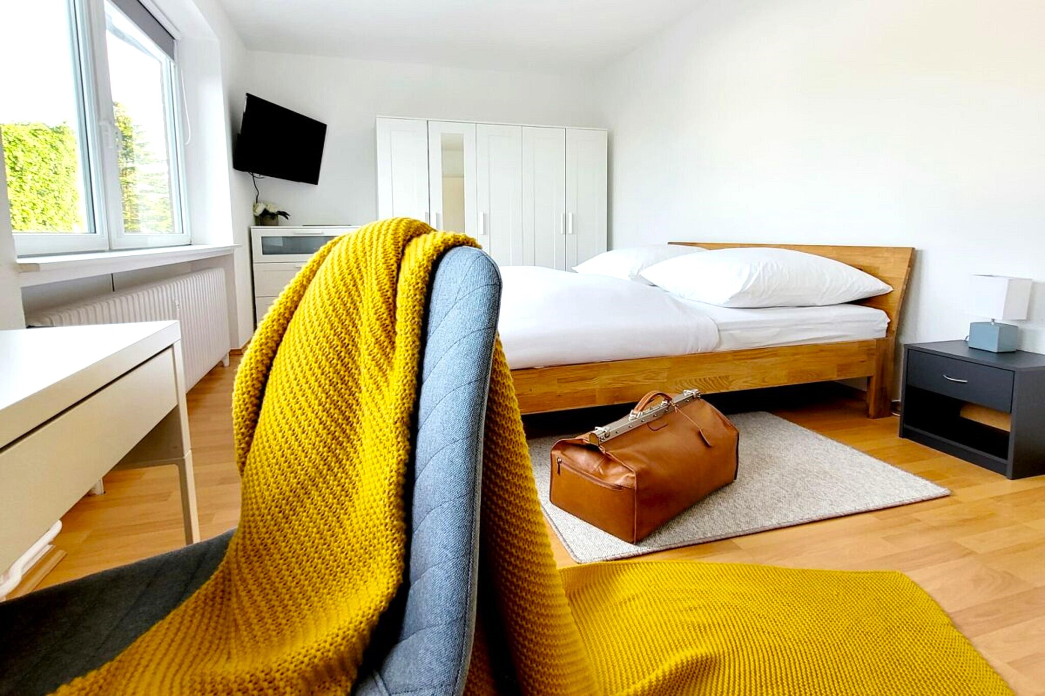 Set in the vibrant coastal town of Wilhelmshaven, this spacious 2nd-floor apartment offers a well-rounded stay just 3.1 km from the North Seaâ€™s SÃ¼dstrand beach. Ideal for couples, small families, or remote workers, the living room features a double sofa bed, TV, dining table, and party games for cozy nights in. The fully equipped kitchen includes a hob, oven, microwave, dishwasher, fridge-freezer, washing machine, and moreâ€”perfect for extended stays or self-catering.
The bedroom boasts a king-size bed, TV, and seating area, while the bathroom offers a bathtub with shower, toilet, washbasin, and hairdryer. Additional conveniences include a balcony, garage, parking, and storage with ironing facilities.

 With tennis courts, horse riding, and lake beaches nearby, plus shops, restaurants, and cafÃ©s all within walking distance, this location blends urban comfort with outdoor charm. Explore Wilhelmshavenâ€™s maritime heritage, stroll the Jade Bay, or unwind in the Kurparkâ€”this apartment puts it all within reach.