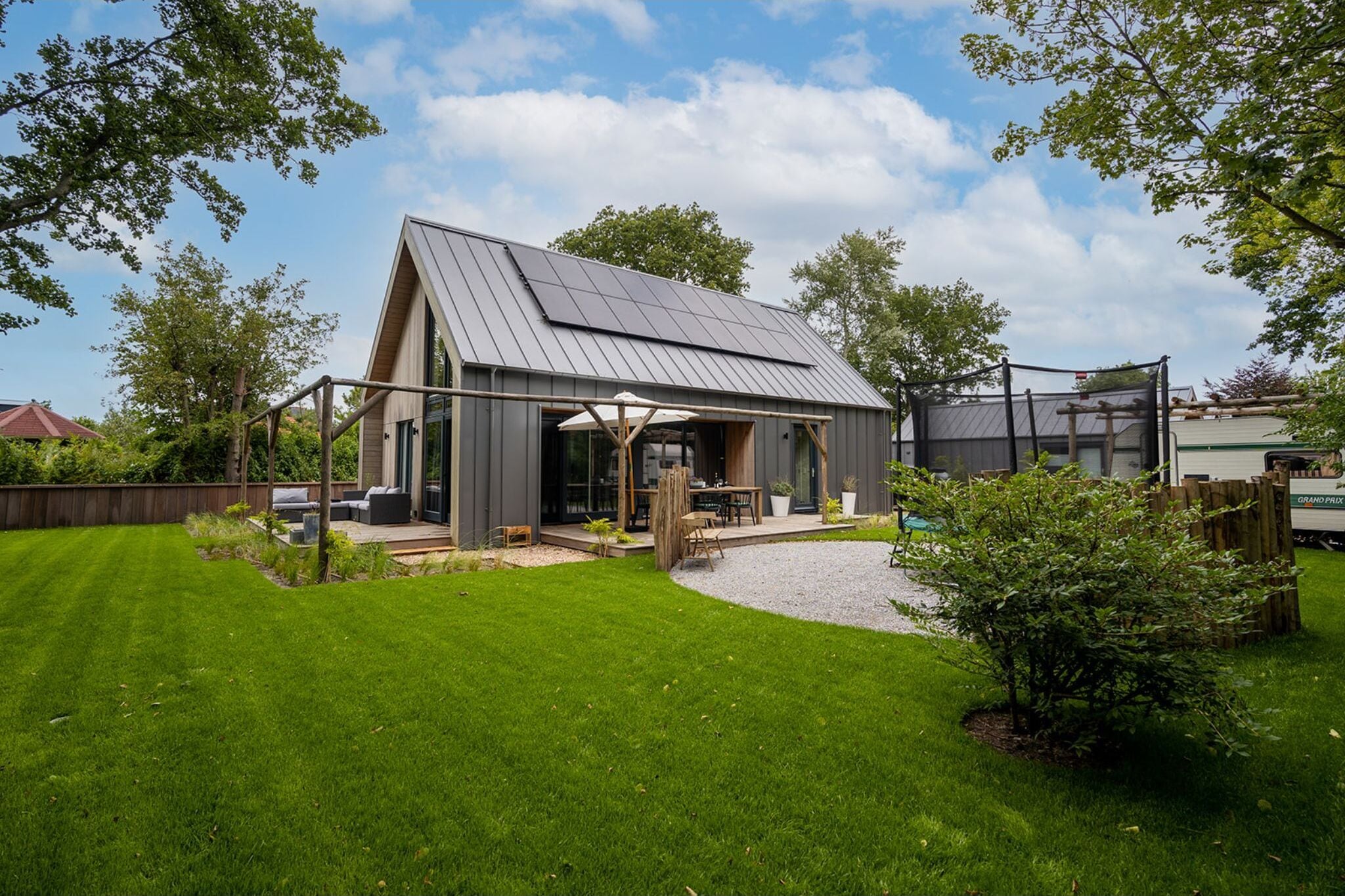 Maison durable de luxe atmosphérique avec jardin spacieux
