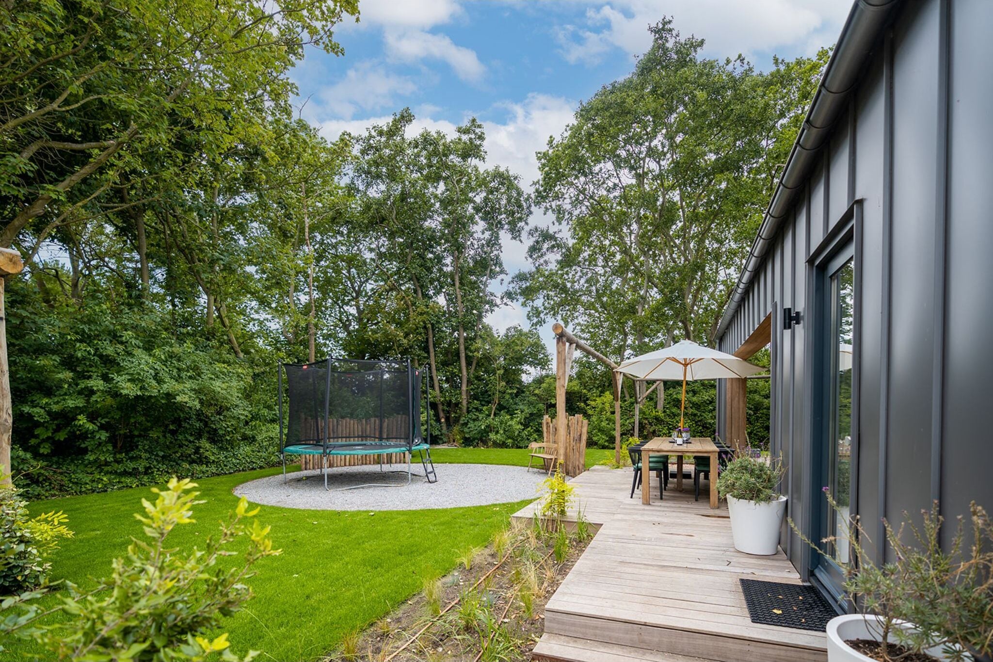 Maison durable de luxe atmosphérique avec jardin spacieux