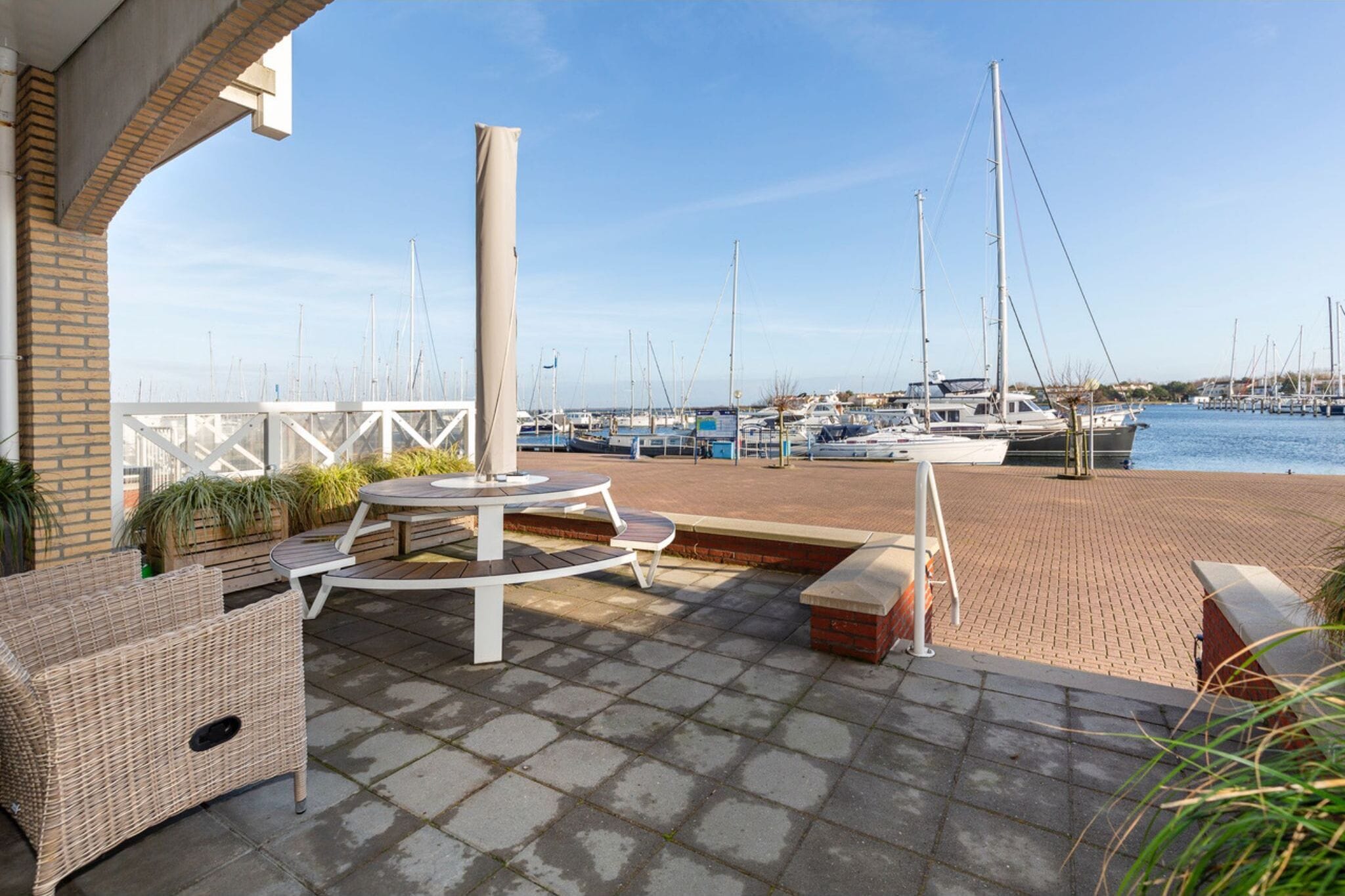 Spacious luxury apartment with beautiful views of the harbor and the North Sea