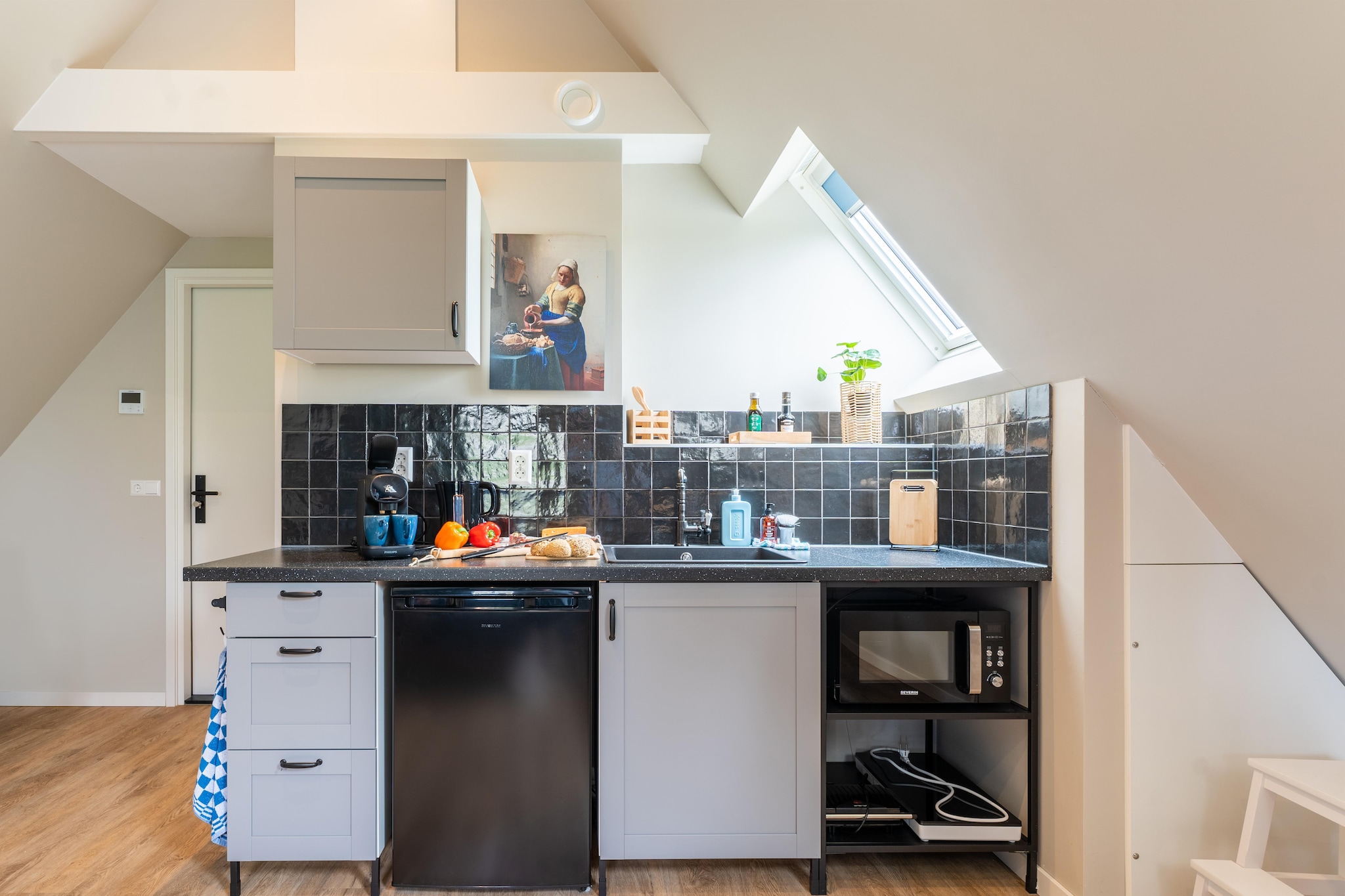 Enjoy a holiday full of luxury, thanks to the elegant and tasteful interior in this Studio with 1 bedroom(s) in Stellendam. The apartment is ideal for a family or a group of 2 friends. Luxury private Studio. Very centrally located near the beach, dunes, the sea and yet free in the countryside. There is a terrace where you can linger with your morning coffee and garden where you can unwind after an active day outdoors.
With beautiful nature reserves, water sports, trendy Beach clubs, but also old-fashioned beach pavilions, historic towns, shops, restaurants and cafes in the area. All this on the island of Goeree-Overflakkee, close to Ouddorp and the Brouwersdam on the border with Zeeland. Come relax or indulge yourself!
The home has a private toilet and bathroom for your convenience. The home is airconditioned and there is an espresso machine in the kitchen.
You can bring 1-pet along here.