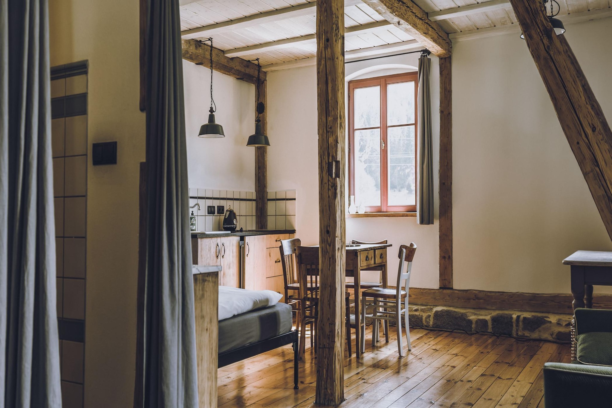 Dom Sokolik - Pond Studio - Dining room