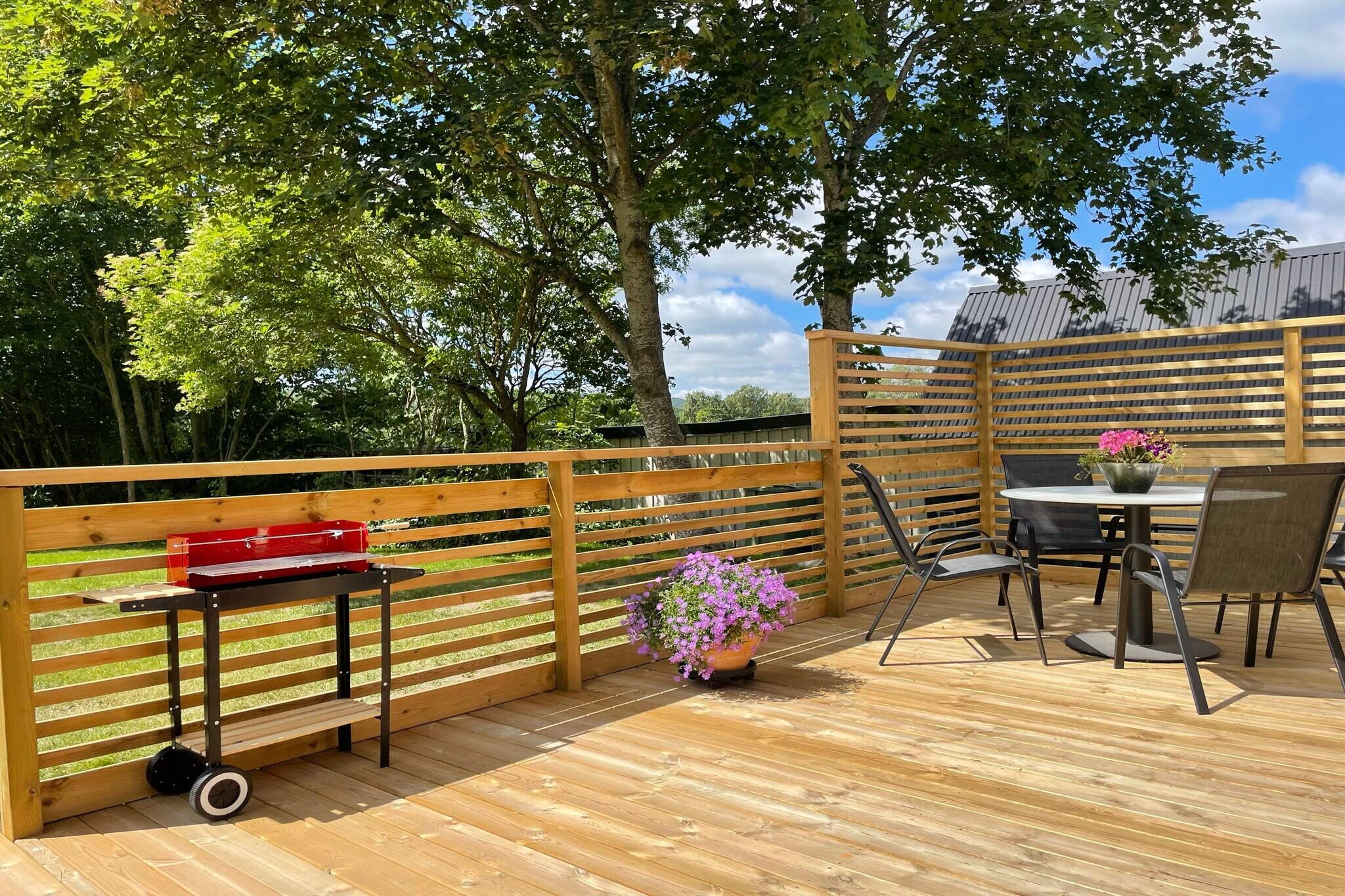 Kitchen(cooker(electric), coffee machine, microwave, dishwasher, fridge(+ freezer)), Living/bed room(TV(swedish TV channels), chromecast), bedroom(double bed, children\'s bed), bedroom(double bed), bathroom(washbasin, shower, toilet, washing machine), parking, geothermal energy, air to air heatpump
