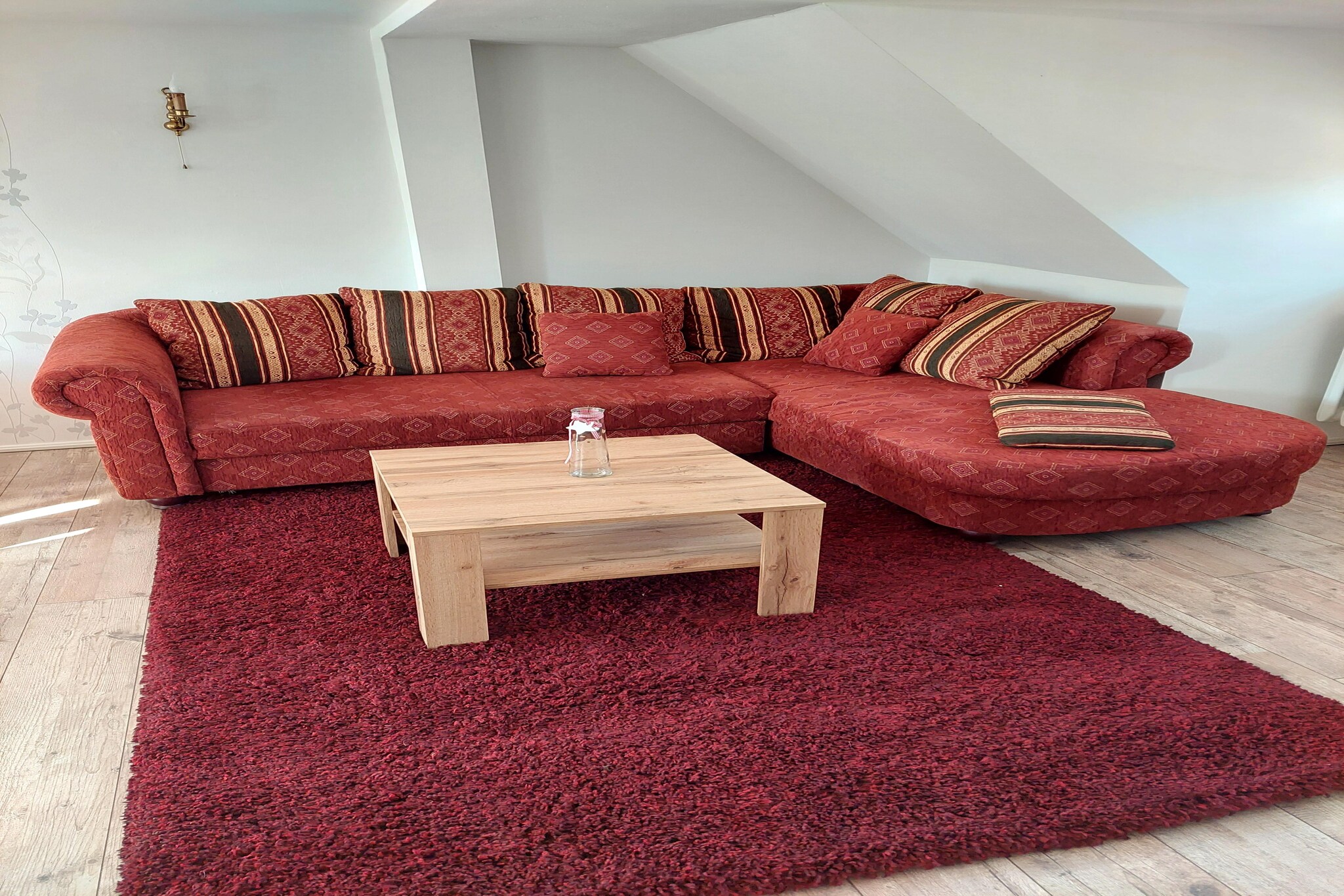 This is a pretty top-floor holiday apartment on Lake Plauer near Brandenburg an der Havel. The compact apartment is suitable for small families or small groups of friends who love the water and want to spend a relaxing time here.
The Plauer See is one of the most beautiful lakes in the Mecklenburg Lake District and a real bathing and water sports paradise. Here you can not only swim, sail, surf, dive, fish and paddle, but also sail across the water by boat. In this way you can also discover the center of Brandenburg an der Havel, which can also be called “Venice of the Mark Brandenburg†due to its lakes, canals and medieval flood ditches.
The apartment has a fully equipped kitchen, TV and a sofa bed for one more person in the apartment. You are welcome to use the garden with terrace and barbecue. Parking is available on site.