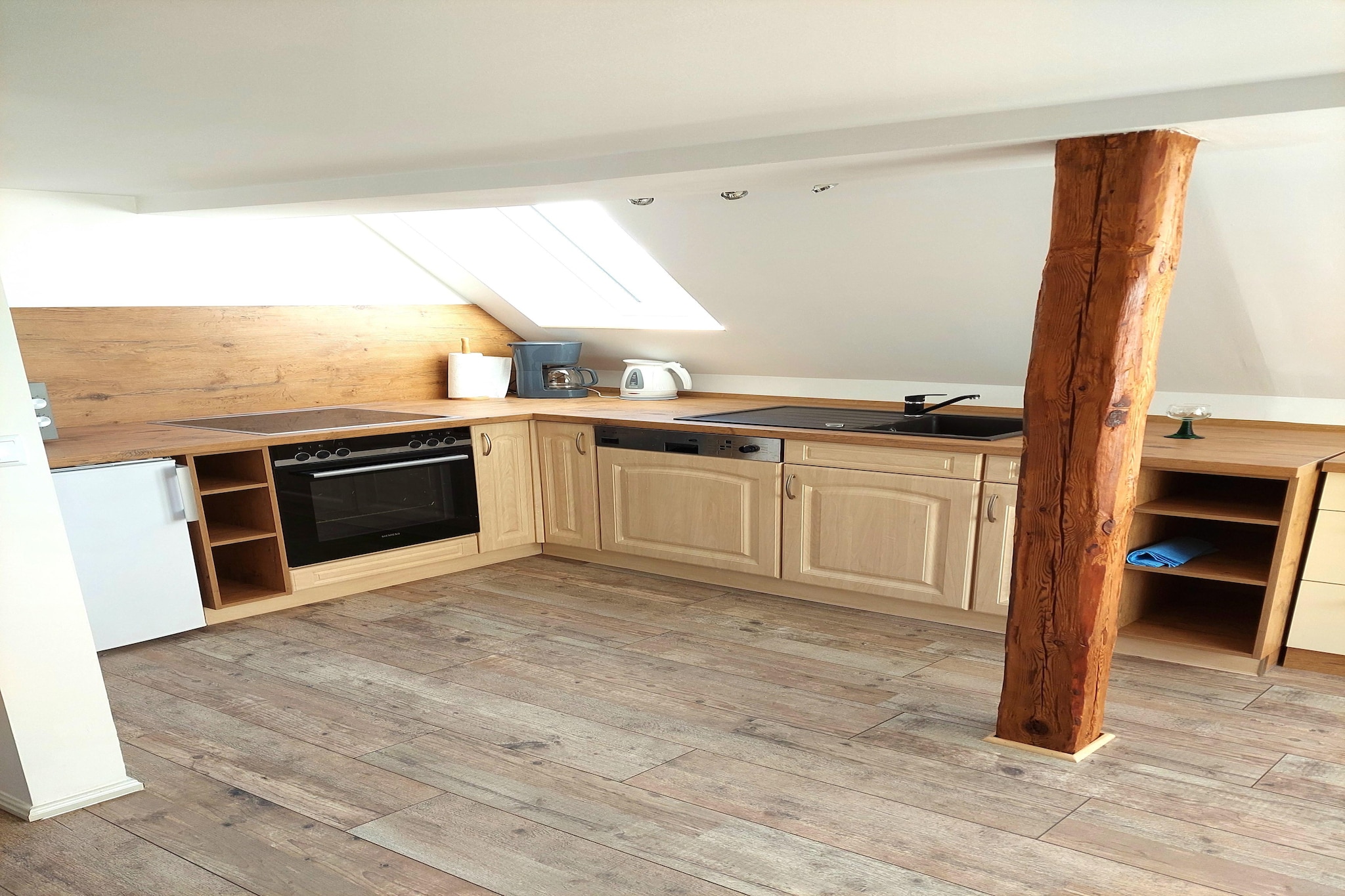 On the 1st floor: (Living room(single sofa bed, TV, dining table, seating area), open kitchen(electric kettle, coffee machine, oven, microwave, dishwasher, fridge-freezer), bedroom(single bed, double bed), bathroom(shower, washbasin, toilet))\n\ngrill, terrace, garden, parking