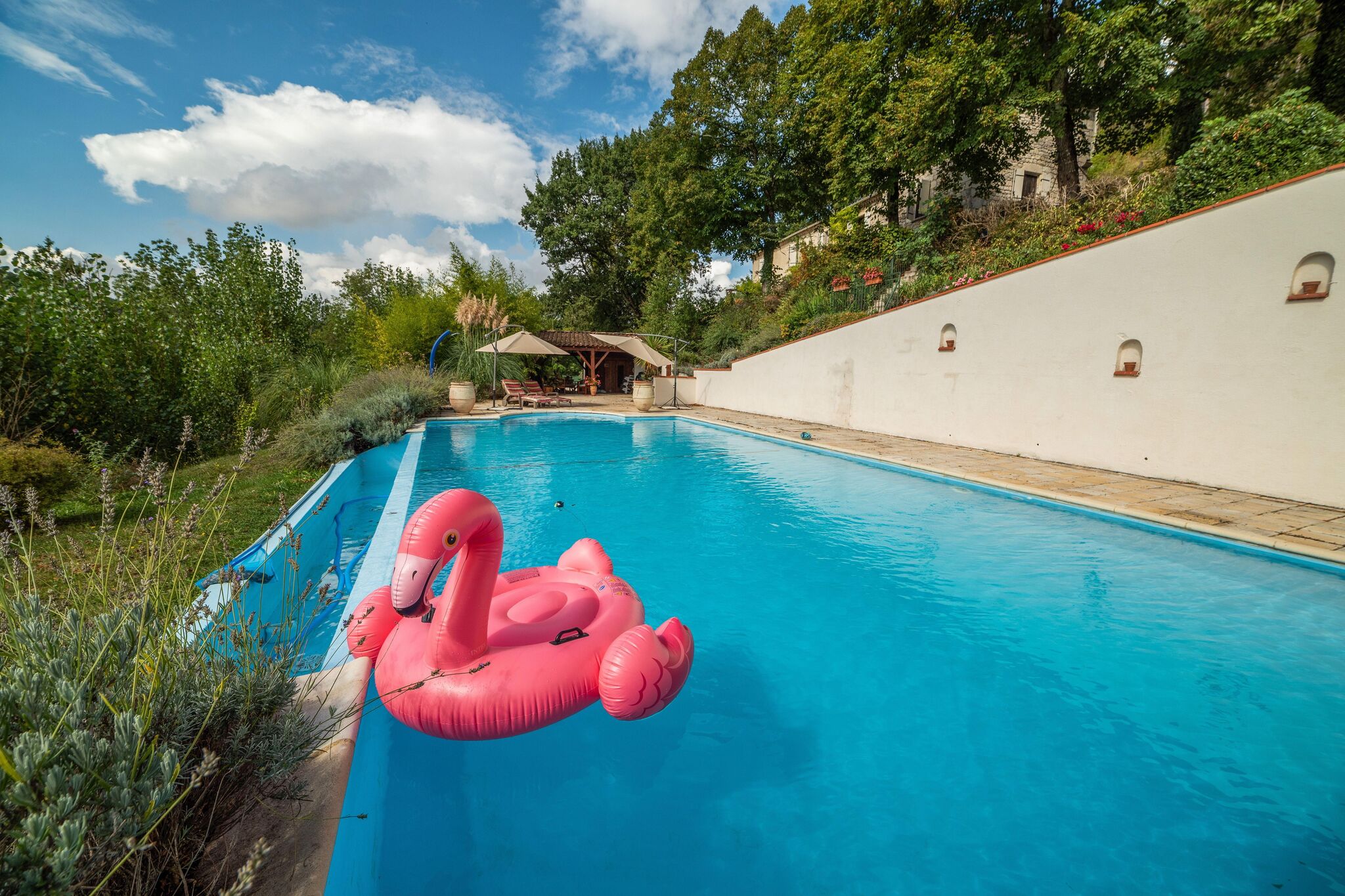Knusse woning in Touffailles met privézwembad en uitzicht