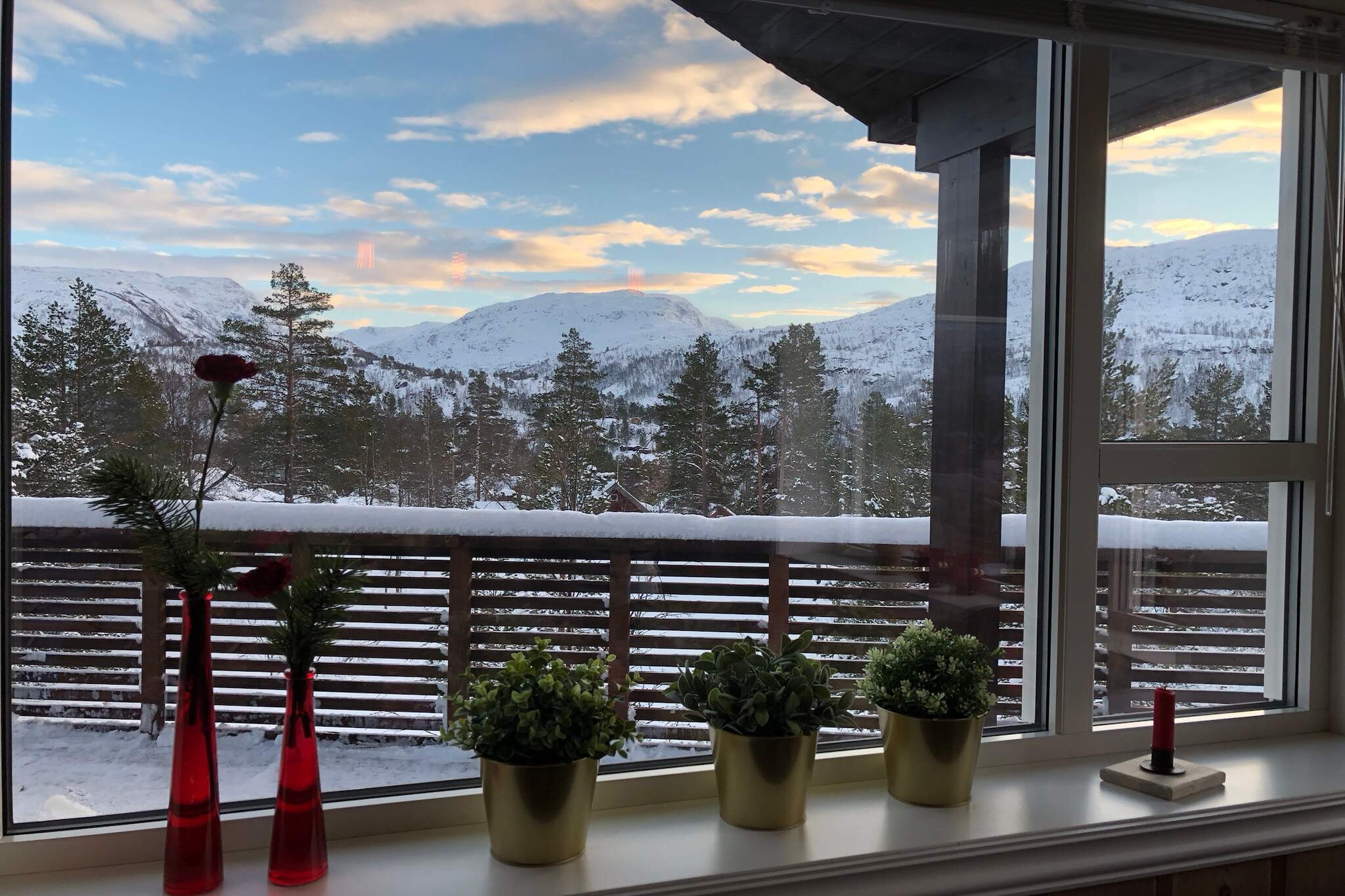 Large, beautiful holiday cabin from 2019 with a short distance to Røldal alpine center and Trolltunga. Terrace with a lovely view. Exclusively furnished cabin with everything you need for a great stay in the mountains. Five bedrooms, sleeps 12 people. Great fireplace in the living room. Two bathrooms, washing machine and dishwasher. The area has great fishing and hiking opportunities in the summer and great skiing opportunities during winter in the ski slope at Seljestad and the slalom slope at Røldal. Perfect for trips in the mountains and to Trolltunga. The cabin also has a great annex and a large patio. Final cleaning included in the price.