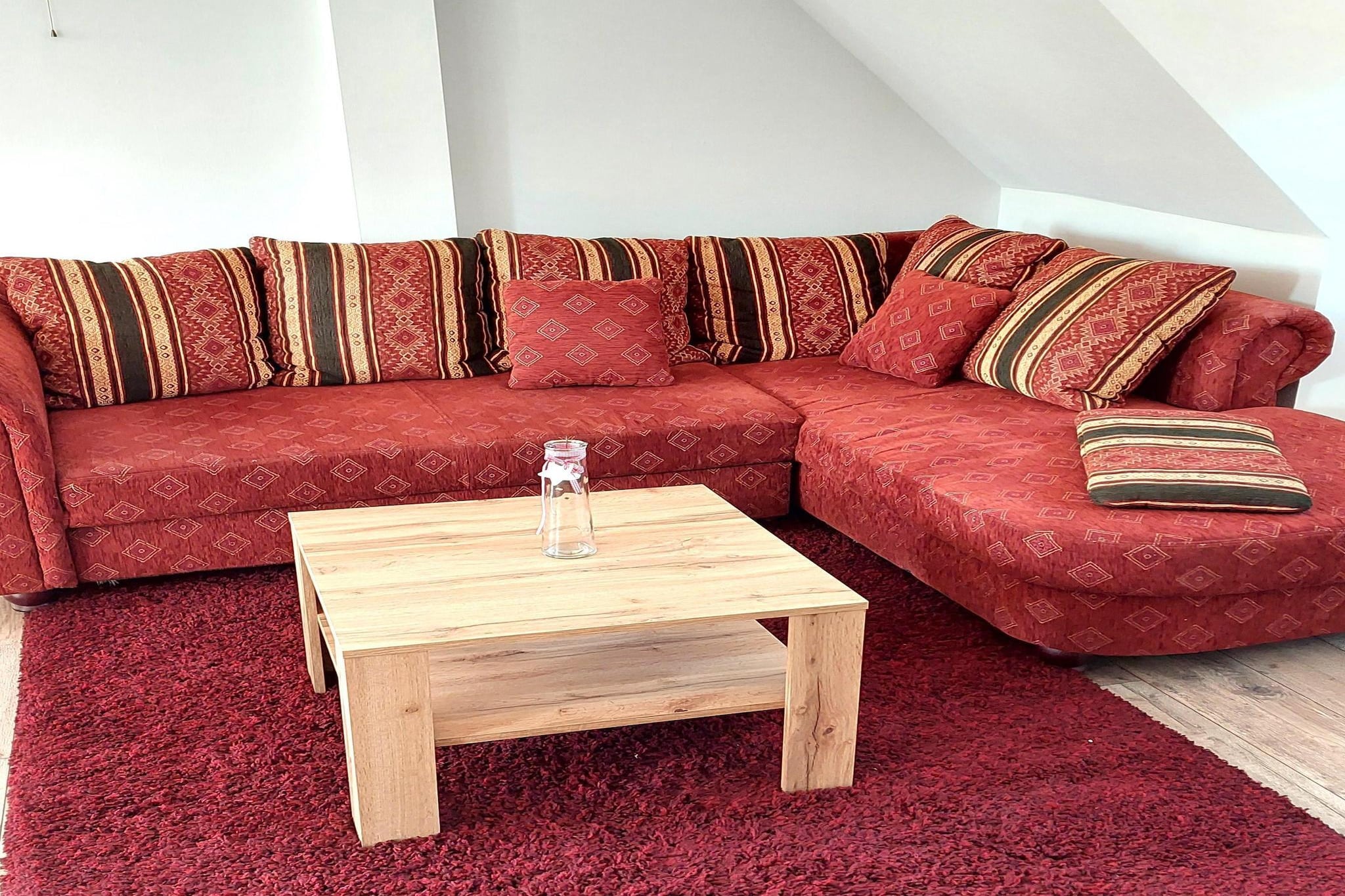This charming holiday apartment, ideal for two people, is located in Ziesar, between Magdeburg and Potsdam. Its idyllic, rural setting near the Fläming Nature Park makes it the perfect base for relaxing excursions.

Visit the former bishop's residence of Ziesar with its impressive and picturesque castle, and stroll through the charming lanes of the old town, where time seems to have stood still. The beautiful Wiesenburg Castle is just a 25-minute drive away, and the lake district around Brandenburg an der Havel, offering boat trips, swimming, and water sports, is a 30-minute drive. A sightseeing trip to Potsdam and Magdeburg is also easily manageable in just 40 minutes.

The ground-floor apartment features a fully equipped kitchen and a TV. Guests share the garden with a terrace and barbecue with those staying on the top floor. Parking is available on-site.

Included highlights:
All utilities (based on consumption)
Towels
Wi-Fi