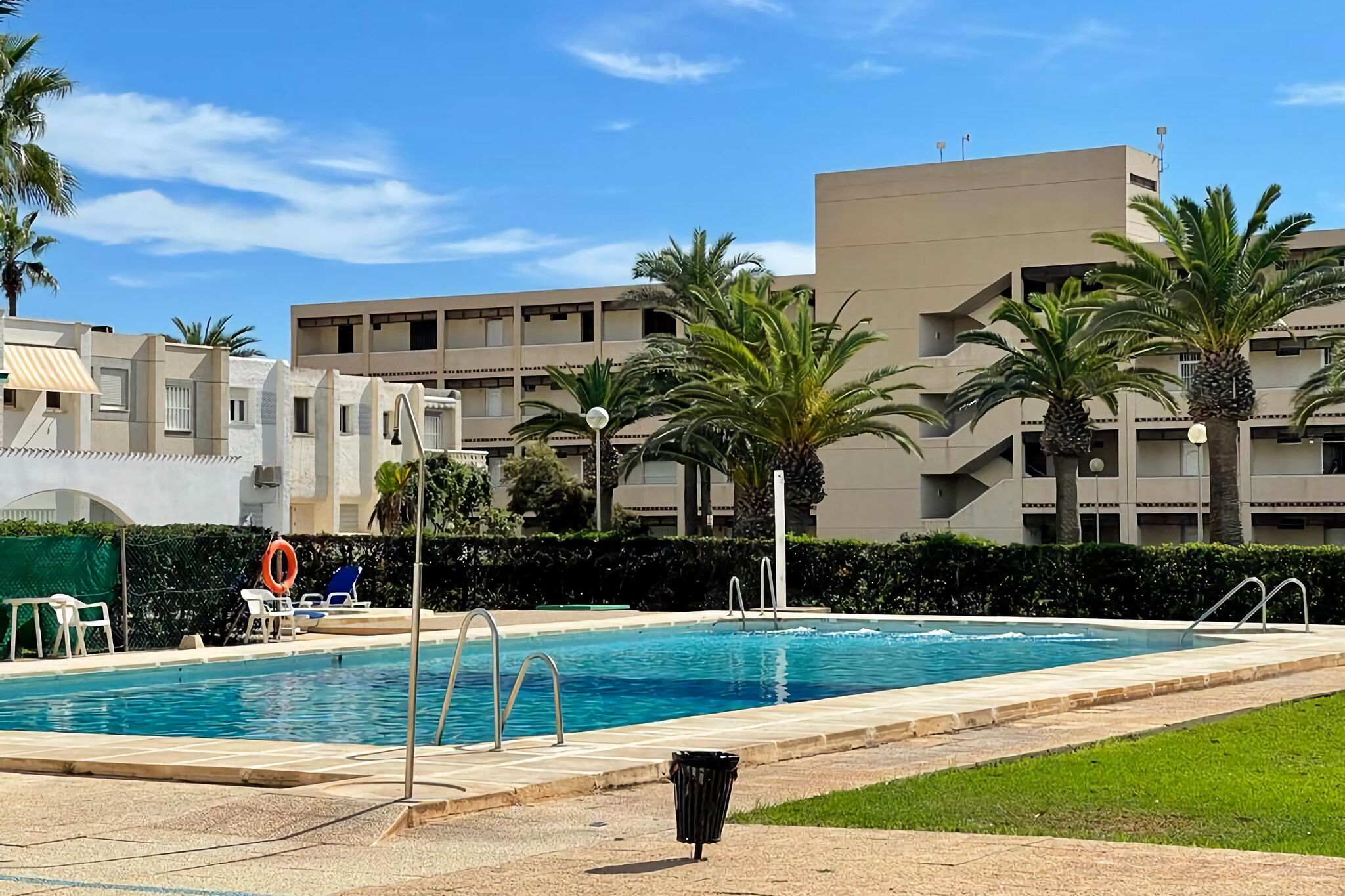 Appartement en bord de mer à Roquetas de Mar avec piscine partagée