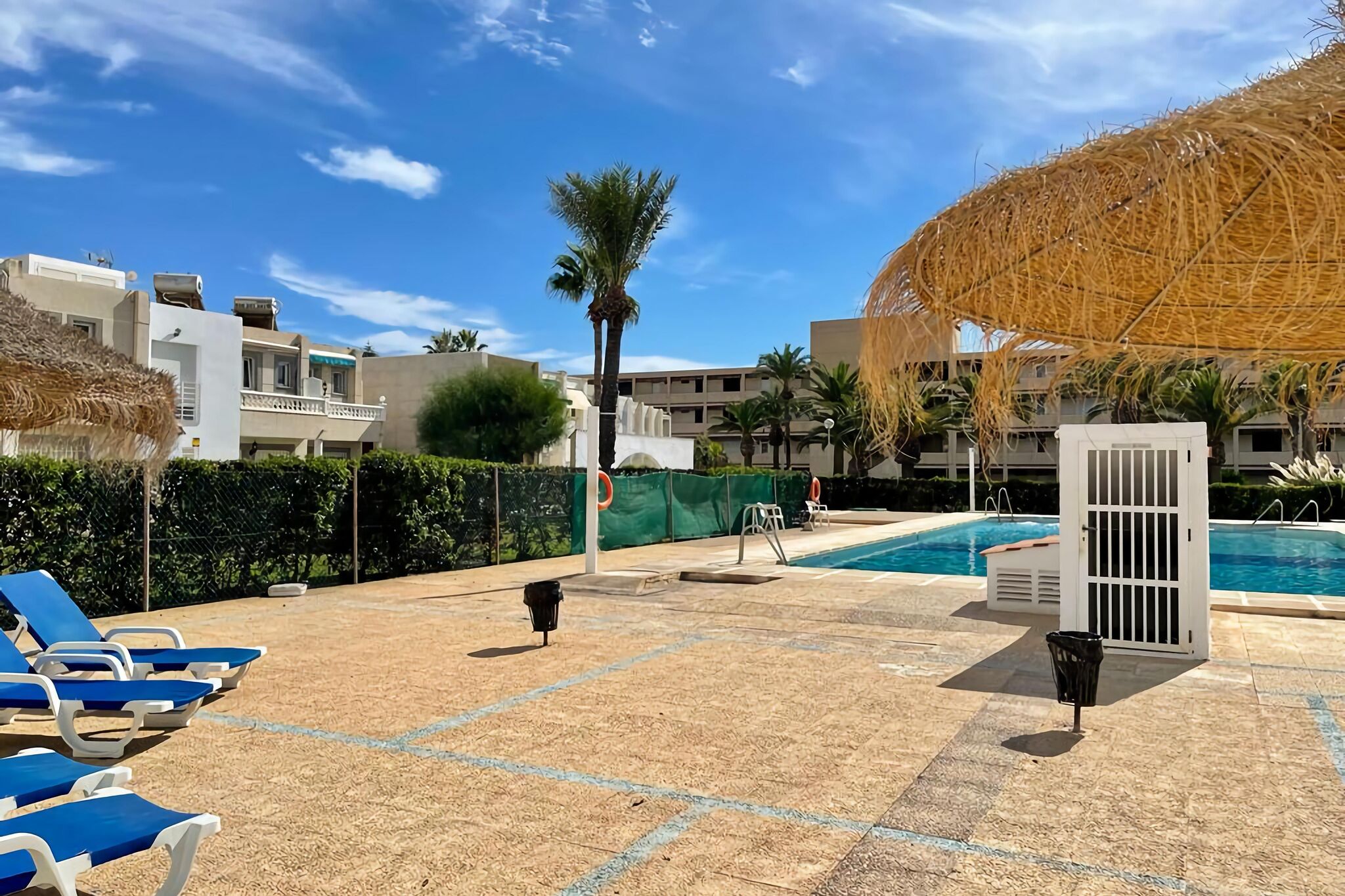 Appartement en bord de mer à Roquetas de Mar avec piscine partagée