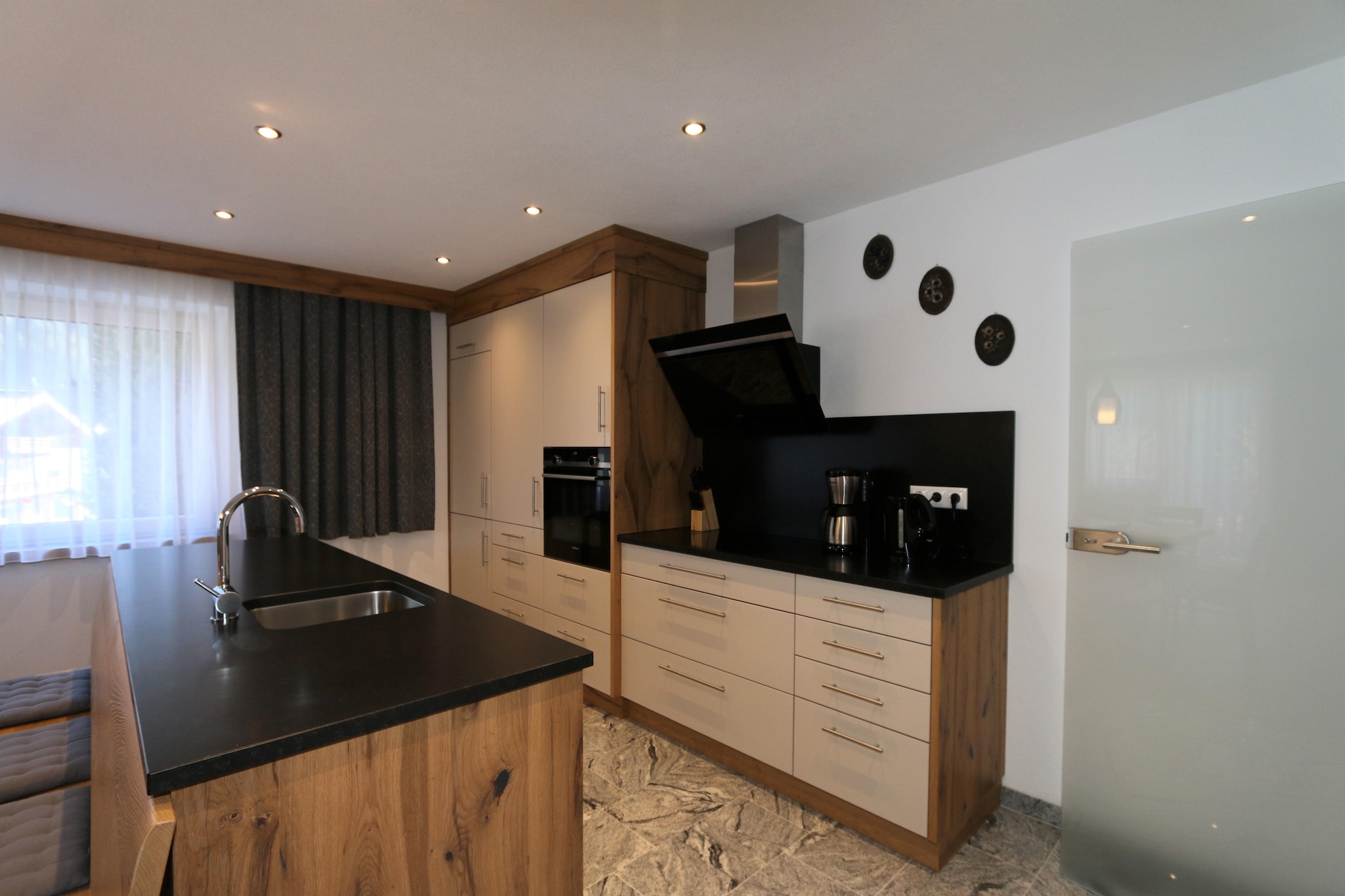 Ground floor: (Entrance, ski storage)\n\nOn the 1st floor: (Living room(TV(satellite, smart TV), dining table, seating area, balcony), open kitchen(electric kettle, toaster, cooker(4 ring stoves, ceramic), coffee machine, oven, dishwasher, fridge, freezer), bedroom(double bed, TV(satellite)), bedroom(double bed, bunk bed, TV(satellite), balcony), bedroom(double bed, bunk bed, TV(satellite), balcony), bathroom(shower, washbasin, toilet), bathroom(shower, washbasin, toilet), balcony, balcony)