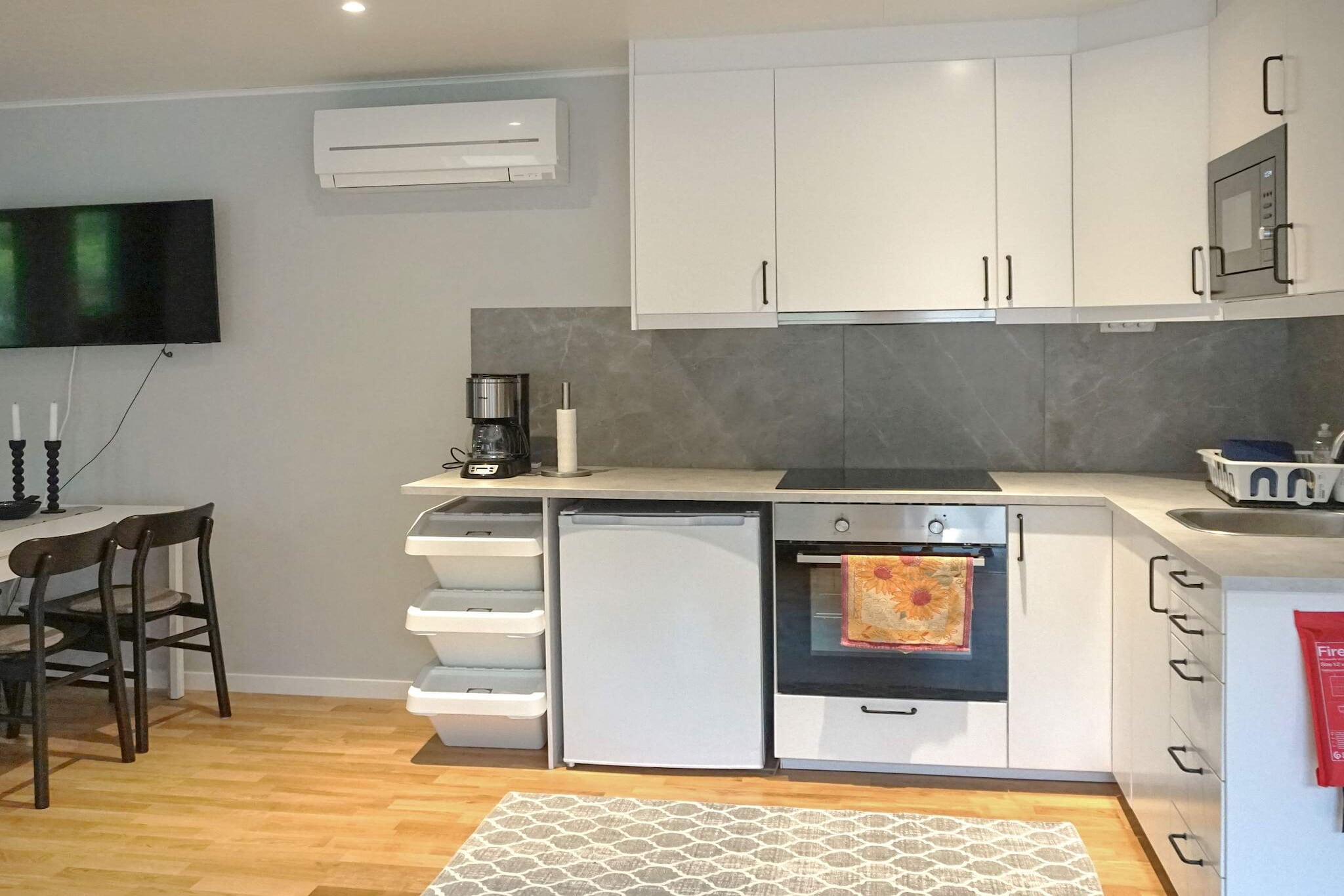open kitchen(cooker(electric), hood, coffee machine, fridge(+ freezer), high chair), Living/bed room(double folding bed, TV, chromecast), bedroom(double bed), bathroom(floor heating)(washbasin, shower, toilet), terrace, terrace(roofed), garden furniture, BBQ, parking, geothermal energy, air to air heatpump