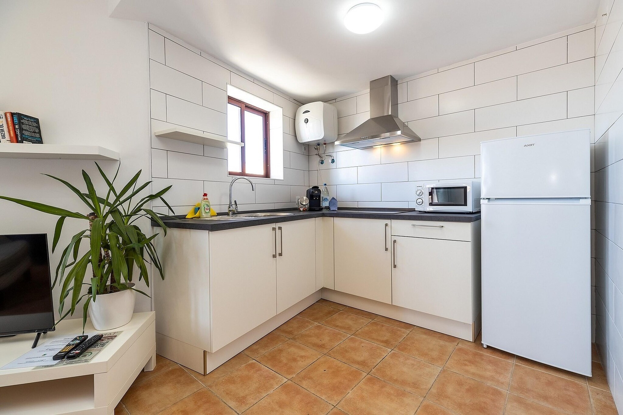 This pleasant apartment has a wonderful sea view and direct access to the natural pools of Bajamar and Punta Hidalg. The apartment is in a great location and thus is suitable for a fun holiday with family or friends. 
You can spend some time relaxing on Bajamar Beach and you can also dive into the sea to cool off on hot summer days. Within the walking distance, you will find many restaurants and terraces where you can enjoy a pleasant evening out with your partner. 
Enjoy beautiful sunsets from the private terrace and prepare your favorite dishes in the well-equipped kitchen with a boiling water tap. You can also choose to light up the barbecue and enjoy the ultimate summer evening on the spacious terrace.