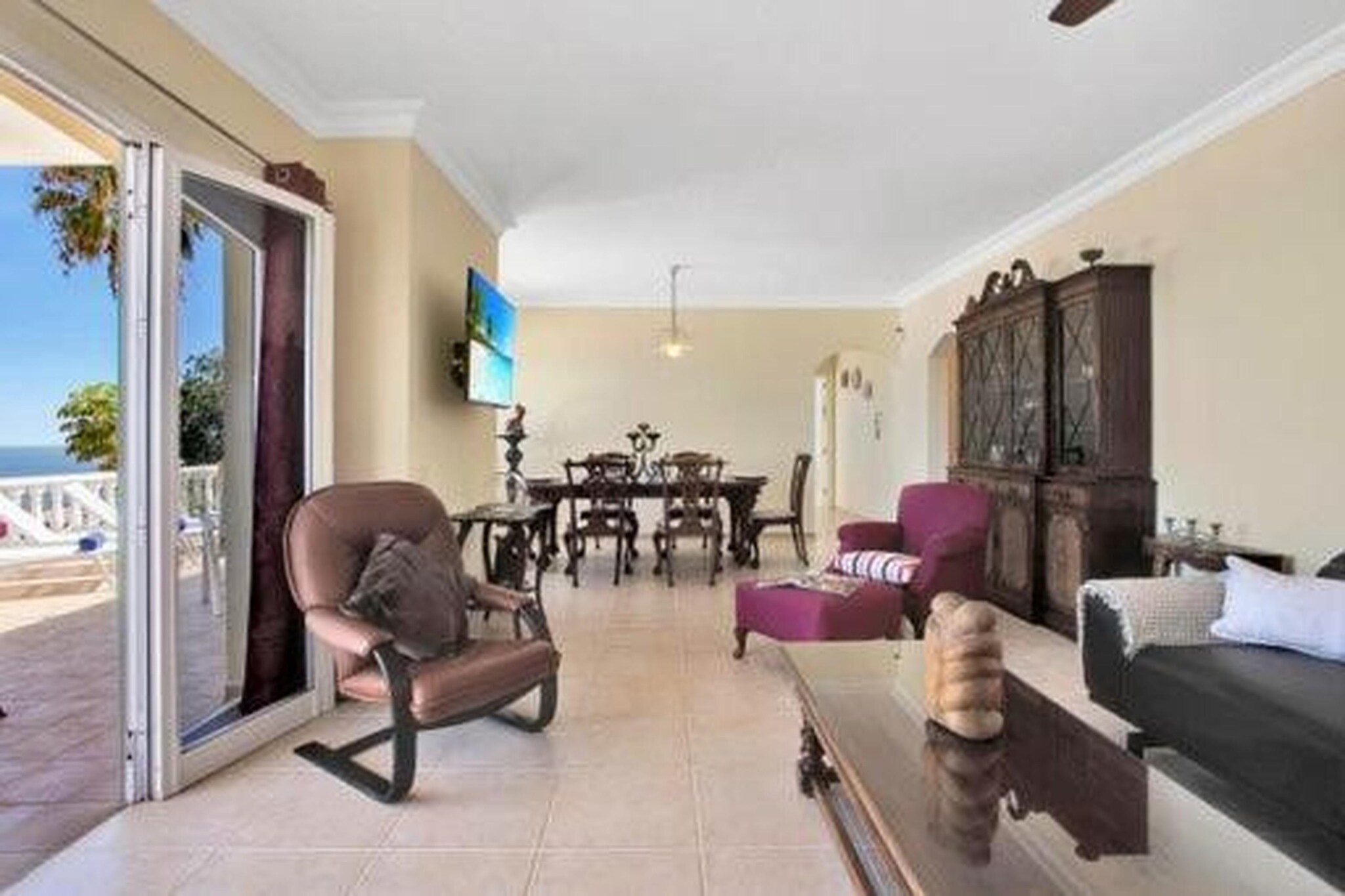 This beautiful house is located in Santiago del Teide and offers a garden, its own outdoor swimming pool that is open all year round, and a fantastic sea view. It is ideal for sunny holidays with family or friends.
The pleasant accommodation is 24 km from Los Cristianos and within walking distance of Playa de la Arena (900 m). Puerto de la Cruz is 34 km from the house and Playa de las Américas is 22 km away. Restaurants and supermarkets are just 300 m walking from the stay and you can hit a ball at the also nearby Abama Golf (8.5 km).
The holiday home offers free WiFi and a public parking lot outside. It is equipped with bedding, towels, a flat-screen TV with satellite channels, an attractive dining area, a fully equipped kitchen, and a terrace with solarium and access to the swimming pool.