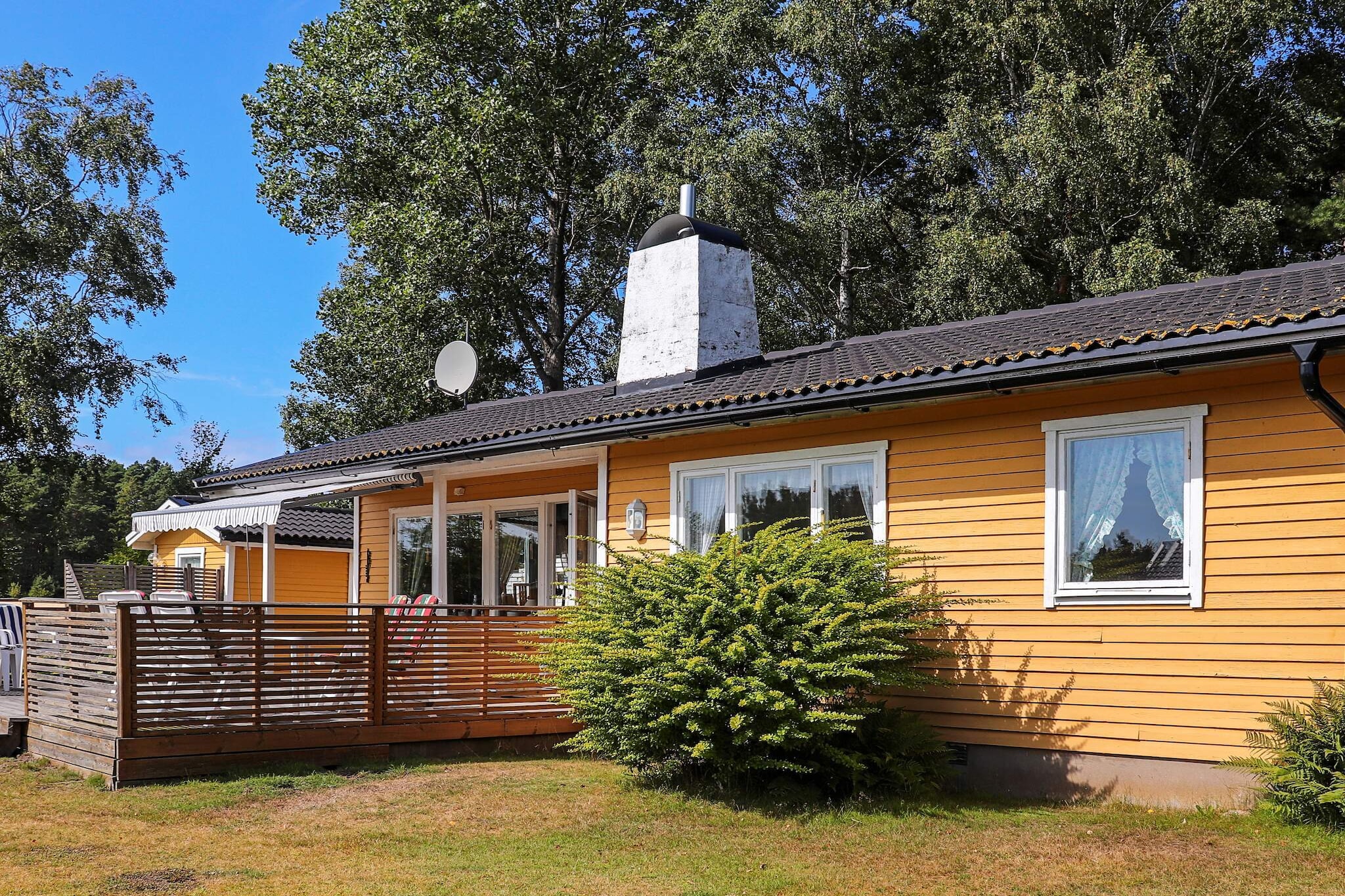 A cozy holiday home with a lovely summer feeling with the sea just around the corner. The coastal strip offers nice salt-sprinkled walking and cycling paths. Only a short walk away is the fine bathing beach, which offers both sandy beach and rock bathing. The spacious plot has several terraces and views of the sea. From the entrance on the short side of the cottage you enter the hall. There is a bathroom with shower, a smaller bedroom with a bunk bed and a bedroom with a double bed. The kitchen is quite small but well equipped with a dining area. The spacious living room has a corner sofa and a dining table as well as a TV. From here there is an exit to two terraces. The large terrace is partially covered. There is garden furniture and a barbecue here. The Ã…rnÃ¤shalvÃ¶n has a lot to discover both on foot and by bike. Small marinas, nature reserves, bathing coves and cafes and restaurants. Varberg is a summer town with a throng of people, restaurants, cafÃ©s and dance halls, everything that belongs to a summer town. The massive Varberg Fortress guards the entrance to the harbor and can be seen from afar. Take a tour down into the bastions and casemates, accompanied from the 13th century to our own time. Just outside Varberg is GetterÃ¶n, one of Sweden's most famous birding areas. There are also exhibitions, a shop and a cafÃ© here. Bring your swimwear because there are nice beaches on GetterÃ¶n. Another nice excursion destination is the Ã…kulla beech forests and for those of you who are technically interested, it is not far to the world heritage site Grimeton. Also visit the large shopping area GEKÃ…S in Ullared. For those interested in golf, there are several fine golf courses nearby, the closest is Klosterfjordens Gk. Good to know When booking bed linen, a large and a small towel are also included.