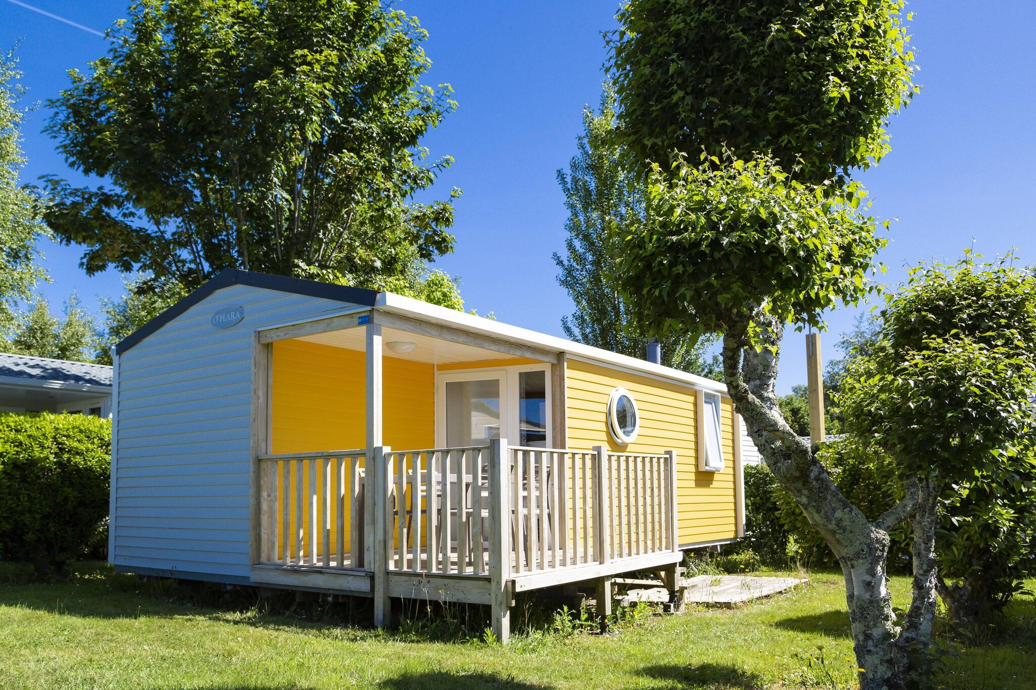 Mobile-home avec terrasse couverte situé près de la côte bretonne