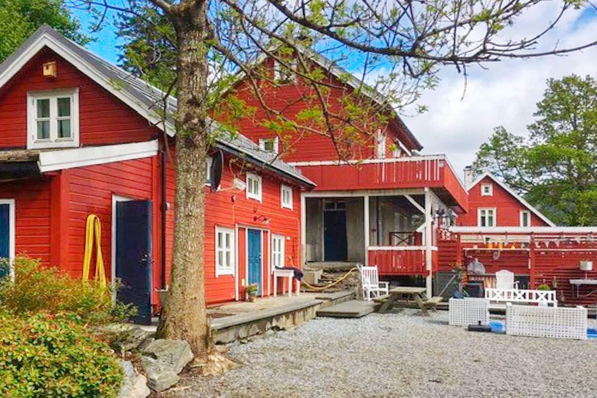 Great holiday home with outdoor whirlpool and 18 m2 large outdoor swimming pool. Final cleaning included in the price. Outside the holiday home there is an annex with living room, bedroom and bathroom/laundry room. Internet and TV with Nordic and German channels both in the holiday home and the annex. Outside the holiday home, there is an outdoor kitchen with barbecue. The swimming pool is heated between 1 June-30 August. The holiday home is located on the inland island of Osterøy. Osterøy with its deep fjords, mountains and valleys has been described as a "Norway in miniature". The holiday home offers a quiet and peaceful location, but still with only a short drive to Bergen and everything a big city has to offer. Day trips to Voss, Hardanger and Flåm from Bergen are also possible. Good opportunities for mountain hikes on Osterøy, or if you are interested in culture, you can visit Ole Bull's summer house on Valestrand. The Osterøy museum and the medieval church in Hamre are also well worth a visit.