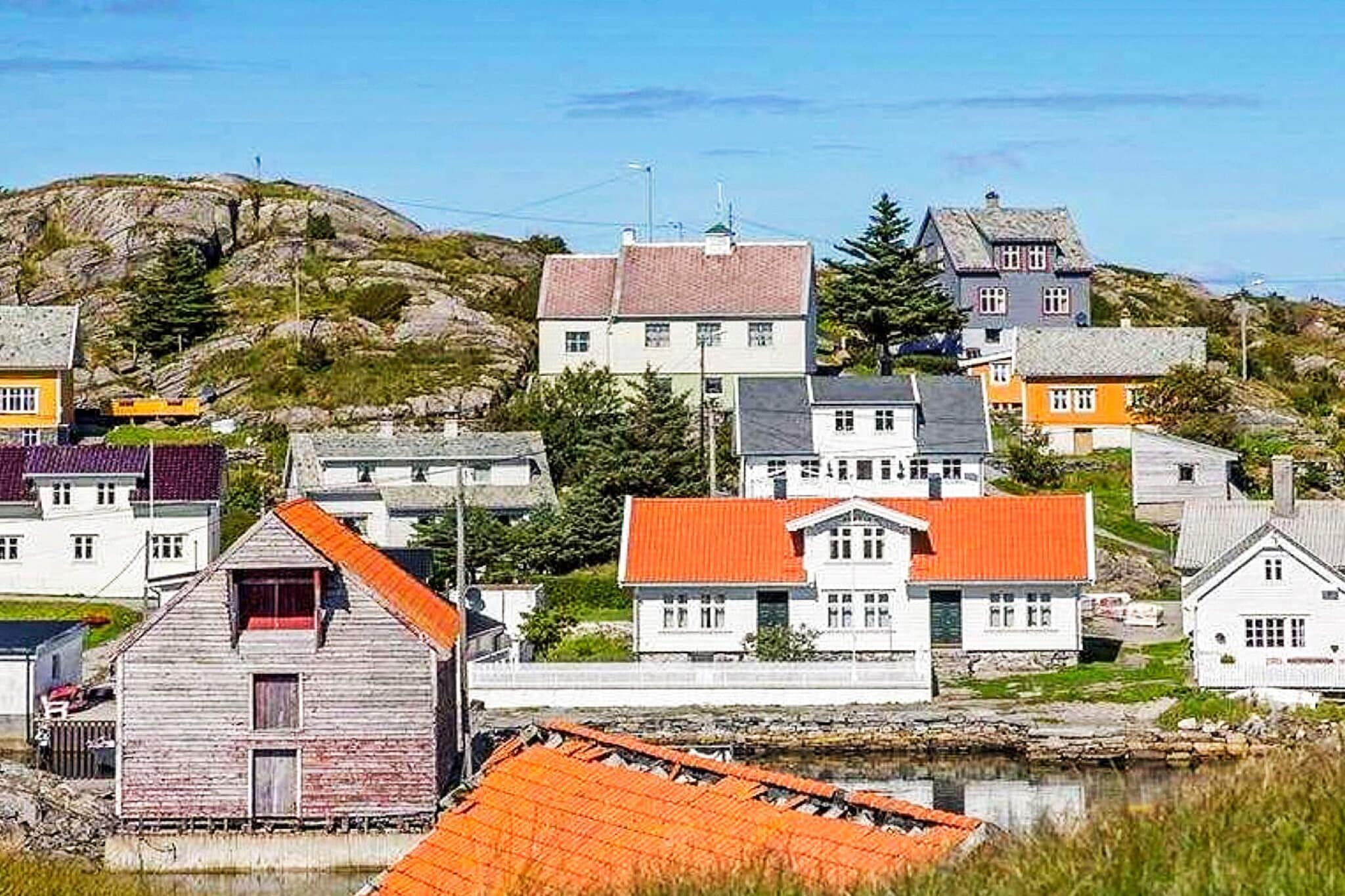 Boat: \n\nInternet Access DSL, Kitchen(cooker(electric), hood, coffee machine(filter), microwave, dishwasher, fridge, freezer(200-249L), tumble dryer, washing machine, high chair), Living/bed room(28 m2)(TV(german television channels, norvegian TV channels )), bedroom(double bed), bedroom(double bed), bedroom(double bed), bedroom(3x single bed), bathroom(floor heating)(bathtub or shower, washbasin, toilet), bathroom(floor heating)(washbasin, toilet), heating(electric), garden, garden furniture, BBQ, parking, air to air heatpump