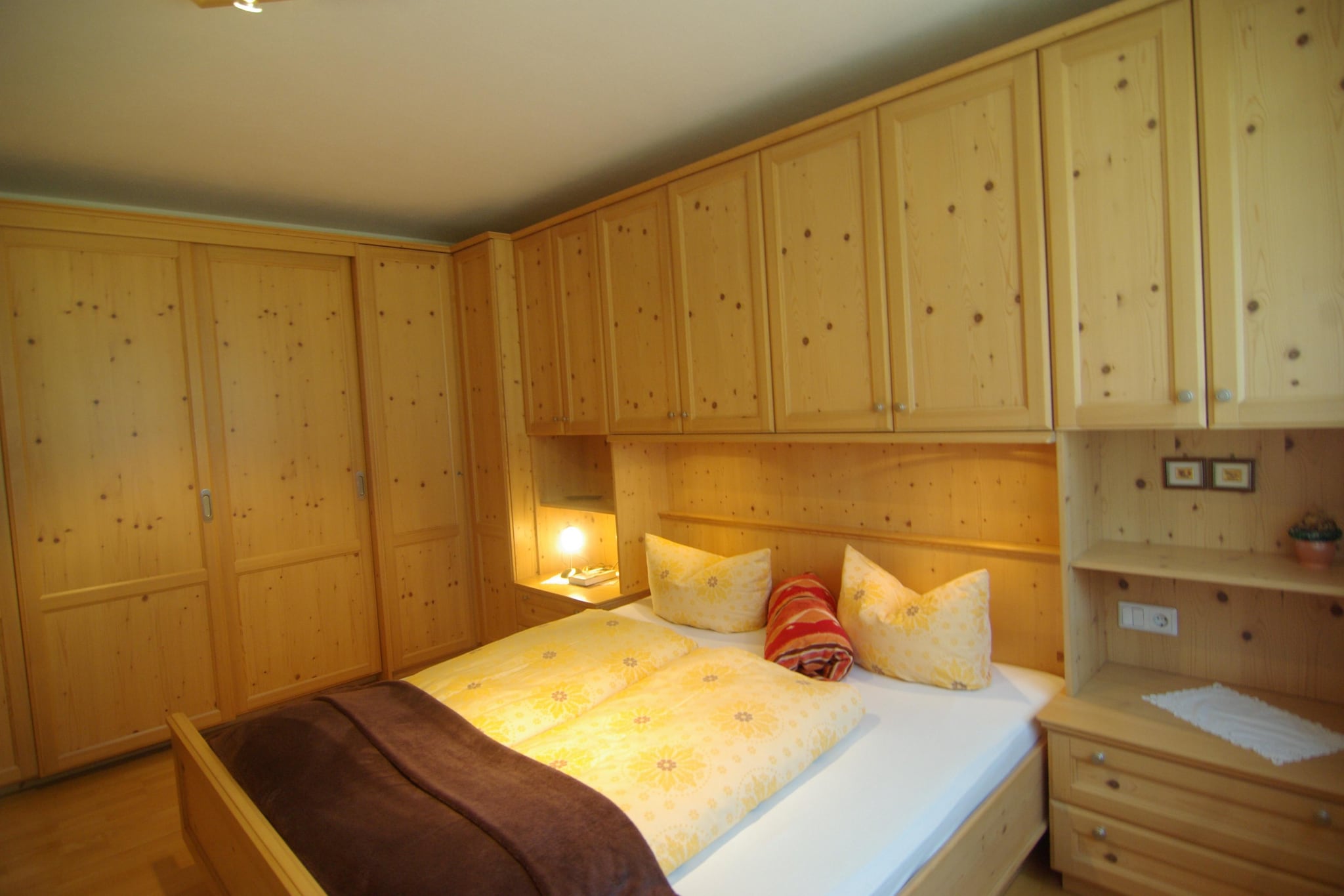 Ground floor: (Living room(single sofa bed, TV, dining table, fireplace, seating area, stereo unit), Kitchen(dining table, electric kettle, toaster, cooker, hood, coffee machine, oven, microwave, dishwasher, fridge-freezer, Hand blender), toilet)\n\nOn the 1st floor: (bedroom(double bed), bedroom(single bed, single folding bed, small double bed(140 x 200 cm)), bedroom(double bed, small double bed(140 x 200 cm)), bathroom(bath tub, washbasin), toilet)\n\nbalcony, heating, terrace, garden, bicycle storage, garden furniture, BBQ, parking, children\'s bed