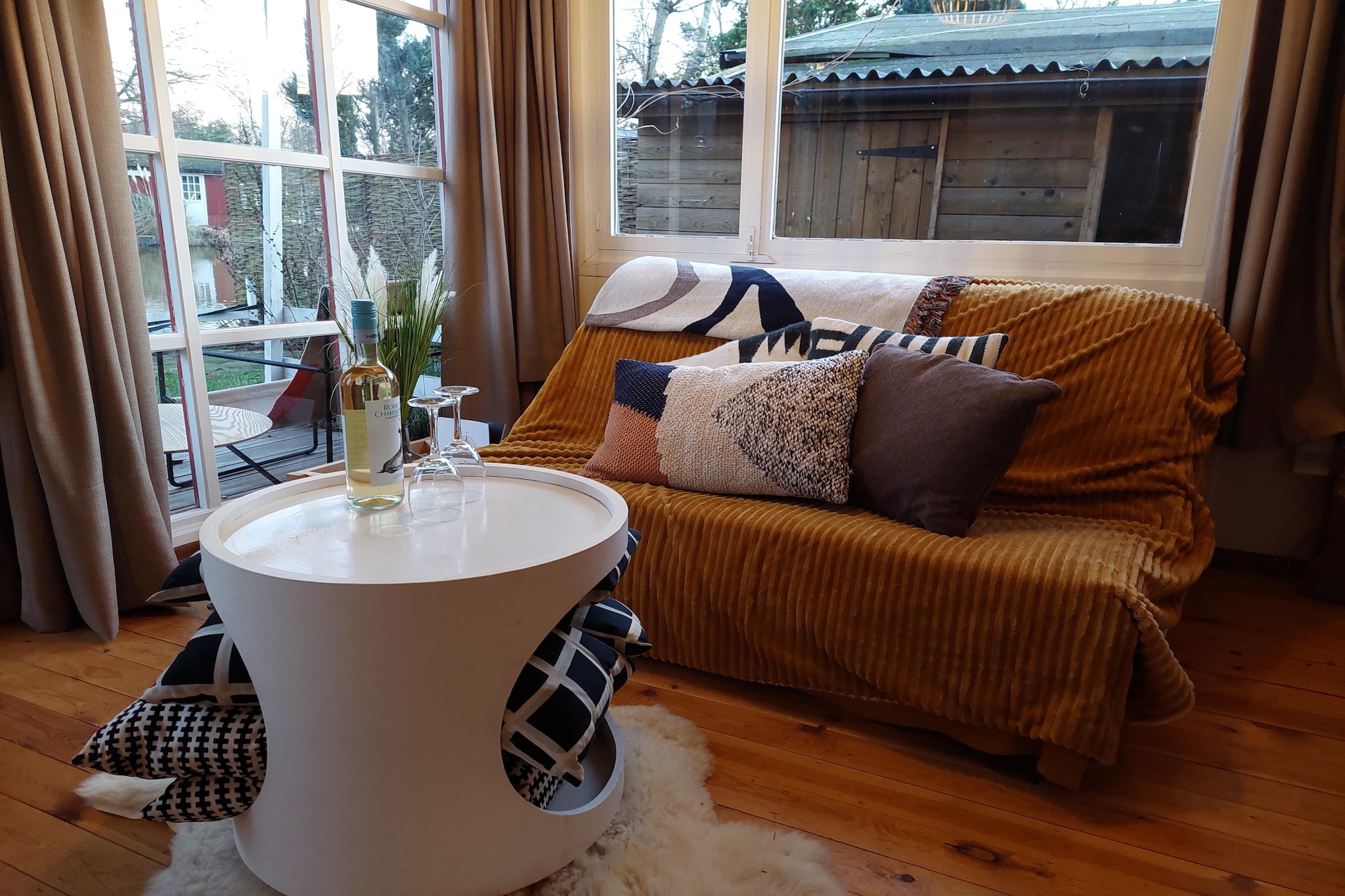 An optional utilities and service fee of EUR 60,00 will be charged before your arrival. Details are given below.<br> In this nice chalet, with a nice terrace and located on a pond in a domain on the Nete valley, you will have a pleasant holiday. In the well-furnished garden, you can relish the delicious barbecue meals while admiring the beautiful surroundings. This place is a perfect holiday destination for couples on a romantic getaway. Cycling, walking or tennis, you are spoiled for choice in the immediate vicinity. There are also many other tourist attractions worth visiting. In your free time, you can also go fishing, just at a walking distance away. You can buy the general supplies at the supermarket a short walk away. The tavern of the domain is also nearby, and there are several restaurants in the area. The kitchen is well equipped to prepare meals, enjoy a delicious breakfast or lunch while enjoying the surrounding nature. Enjoy the meals on the dining table in the living area. The parking facility is also available here. <br><b> Optional Utilities & Service Package </b><br><b> An optional utilities and service package of EUR 60,00 </b> can be selected prior to your arrival. You will receive a separate communication with the payment link should you wish to include it.<br>This package ensures a seamless stay and conveniently covers services such as final cleaning, utility consumption, service support, and protection against minor damages or incidental costs during your stay.<br>Guests who prefer may manage these services independently, provided the property is returned in good order at check-out.