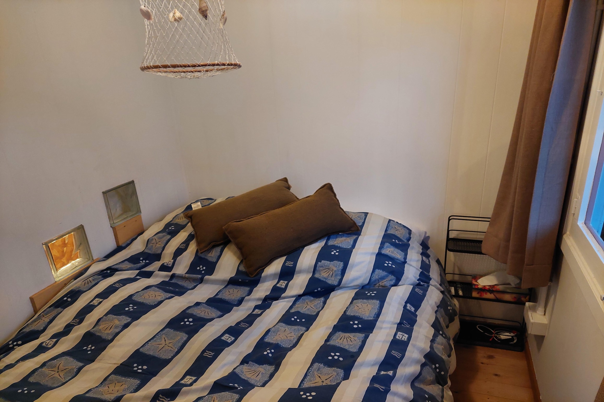 Ground floor: (Kitchenette(espresso machine, microwave, fridge), Living/diningroom(dining table, stove, seating area), bedroom(electric heating)(double bed(130 x 190 cm)), bathroom(electric heating)(shower, washbasin, toilet))\n\nshower(outside), terrace, garden, garden furniture, parking, parasol