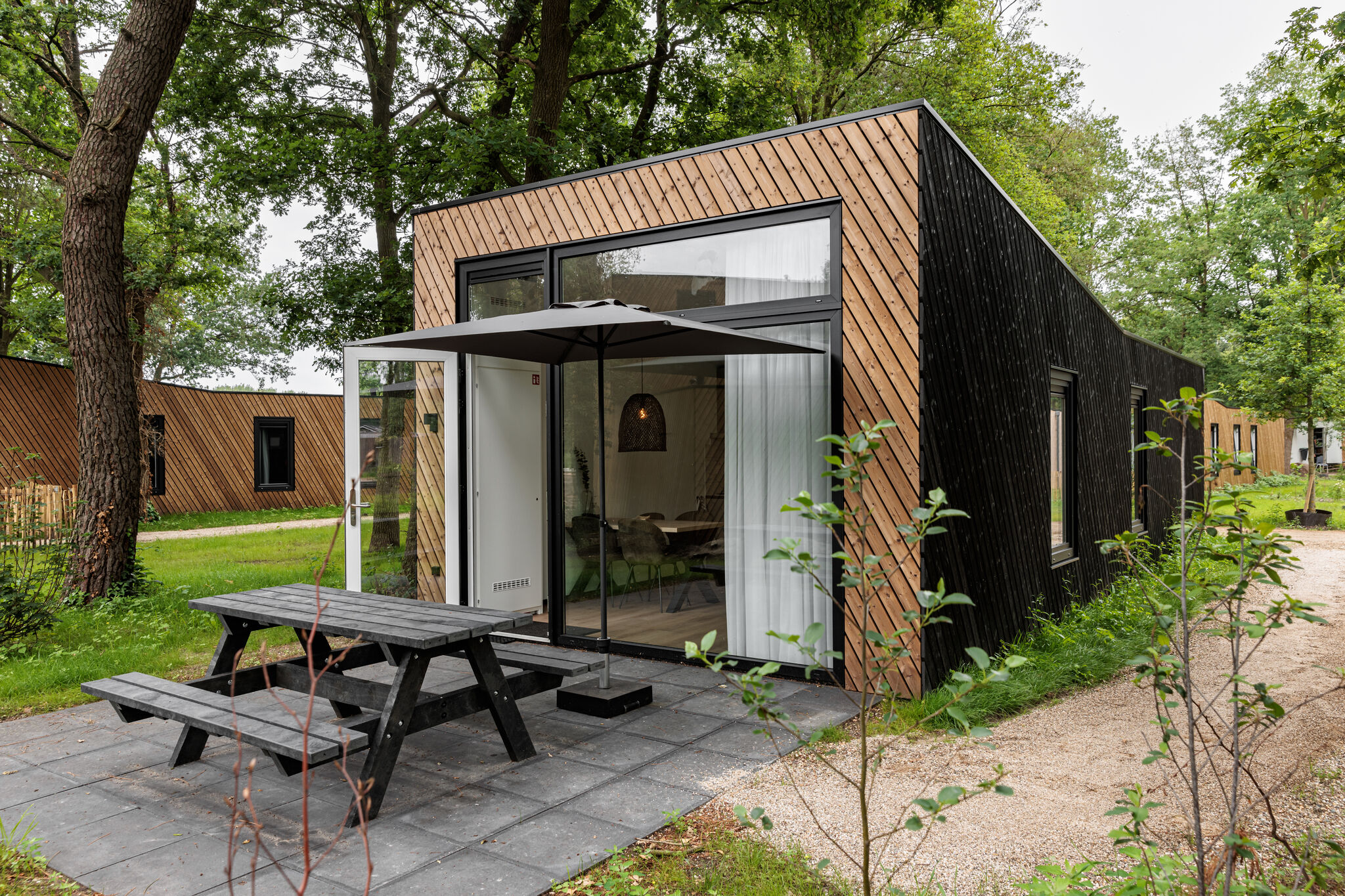 Moderne Lodge mit Sauna in einem Ferienpark in grüner Umgebung