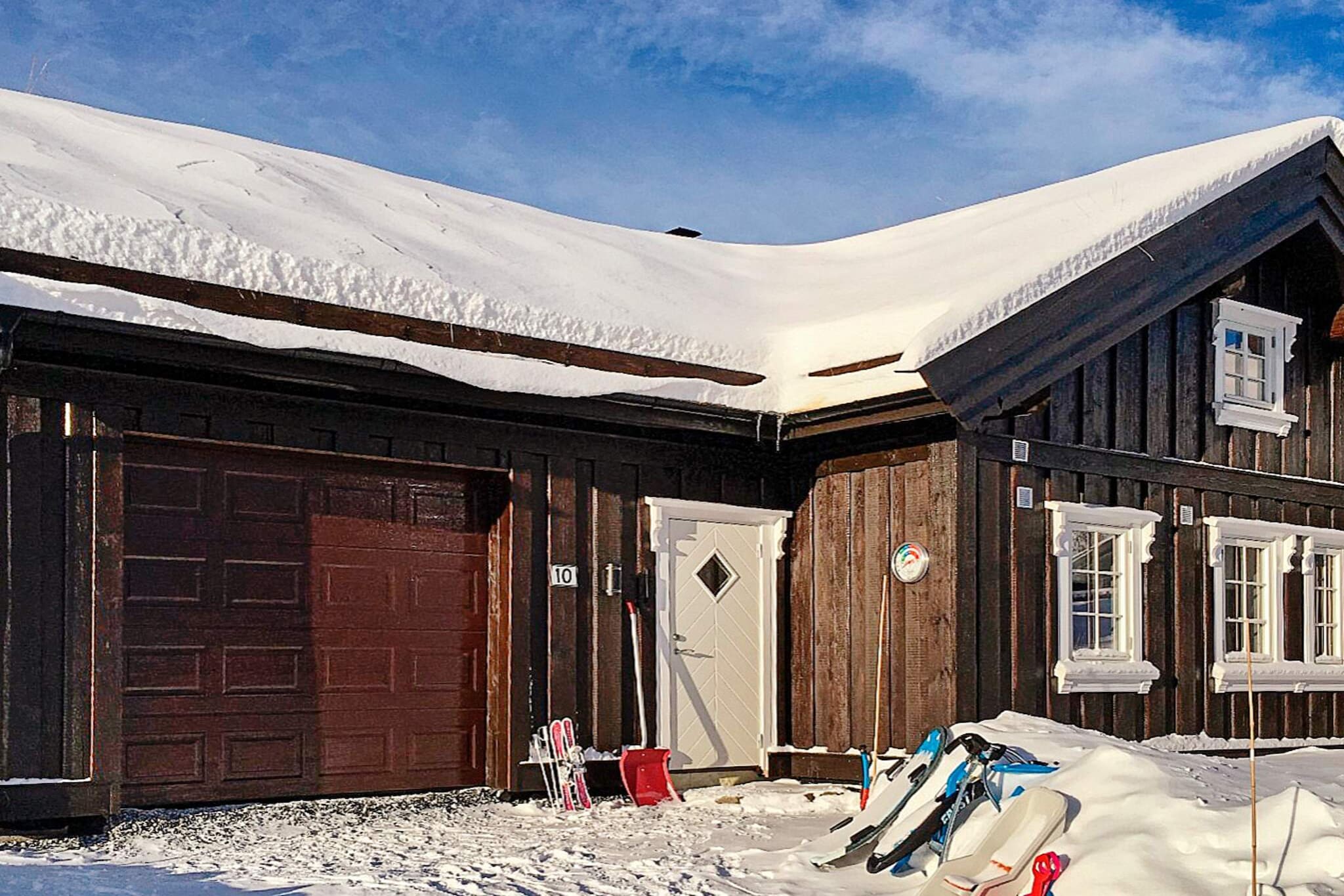 Cottage from 2016, perfect for a family holiday. Cozy cabin in a lovely area with room for up to 10 people. Great mountain views, and alpine center and ski slopes right outside the door. The cabin offers a lovely atmosphere and a good sense of space with high ceilings. The cabin has three bedrooms and a loft with sleeping places. One bedroom with a double bed, and two with family bunks. The family bunks have a width of 120 cm at the bottom, and will be best suited for just one adult, or one adult and a child. In the loft there is a double bed and a pitched roof all the way down to the floor. The cabin has fast internet and two TVs, both with Altibox, so that both children and adults can enjoy their favorite programs at the same time. The cabin offers a well-equipped kitchen with an attached dining area, so that the whole family can gather around the table. Large terrace with a fire pit. Rauland has fantastic skiing opportunities in winter. In the summer, there are many great hiking opportunities, in addition to exciting activities such as moose safaris, children's seats and good fishing opportunities. For those interested in history, it is only a short drive (45 min.) to Rjukan, where you can follow in the footsteps of Norwegian military and industrial history. Please note that the stairs are quite steep. Bed linen can be brought or rented for NOK 100,- per person.