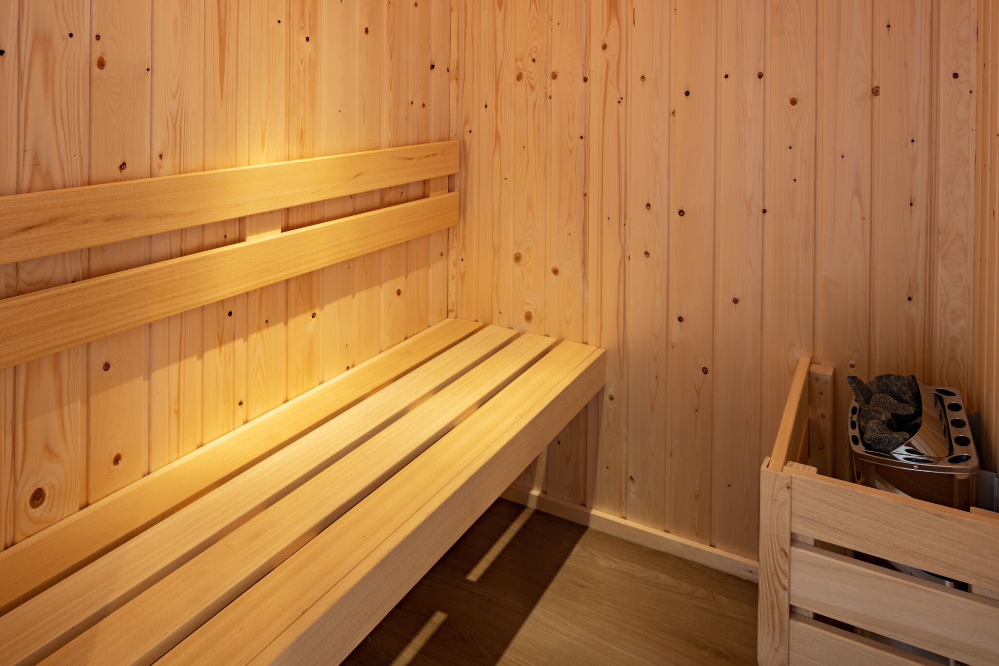Schöne Lodge mit Sauna in einem Ferienpark in grüner Umgebung