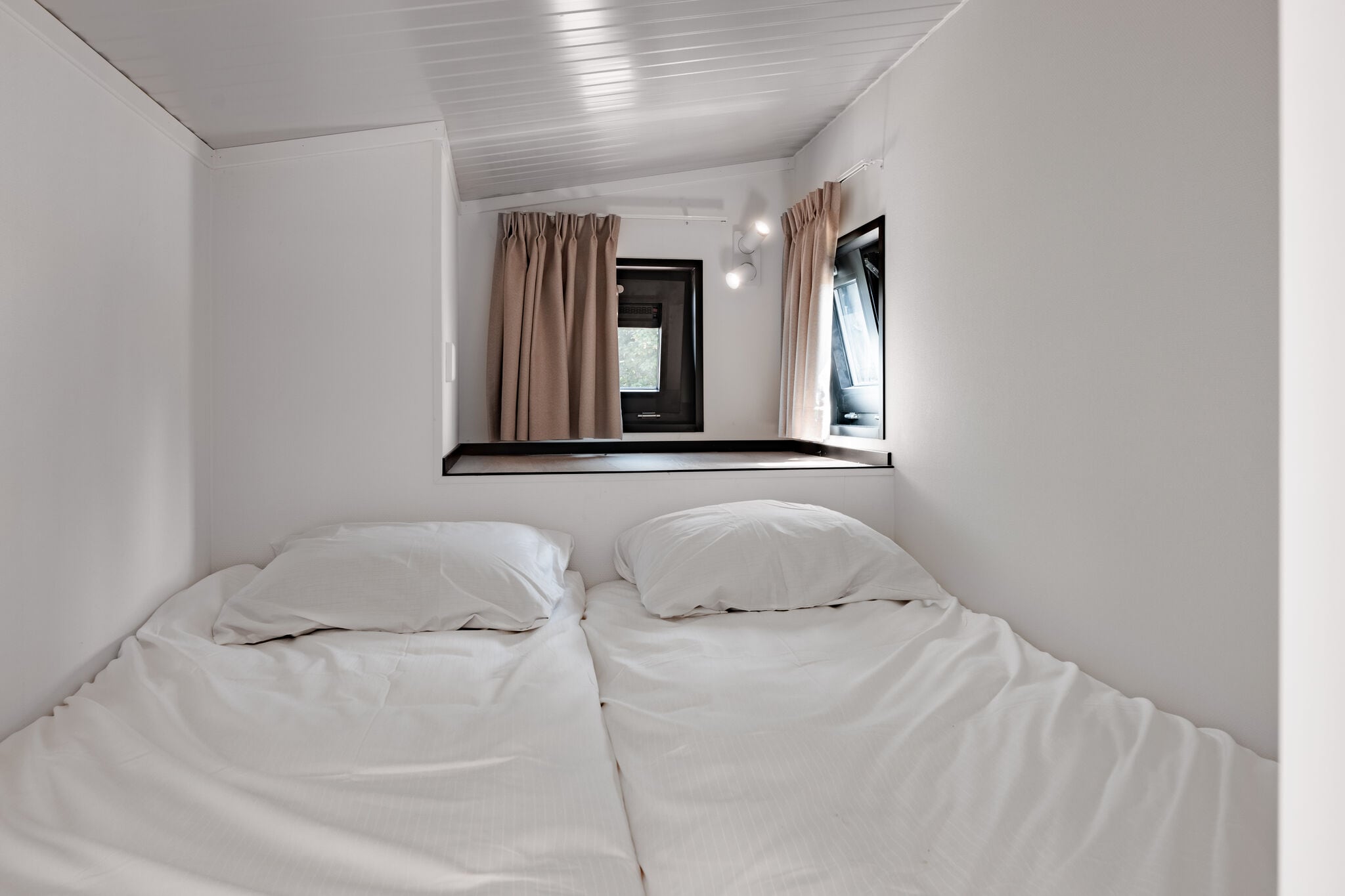 Comfortabele lodge met twee badkamers, op een vakantiepark aan het Brielse Meer