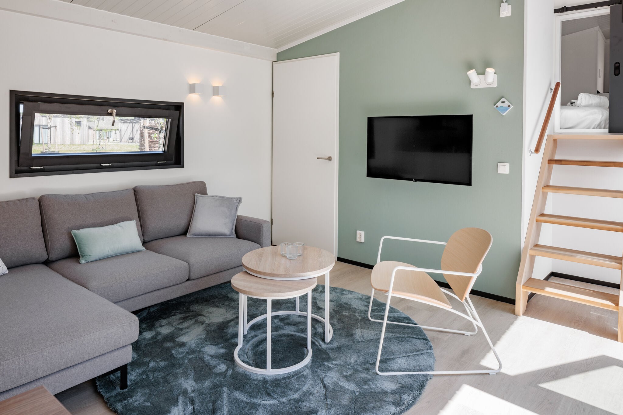 Comfortabele lodge met twee badkamers, op een vakantiepark aan het Brielse Meer