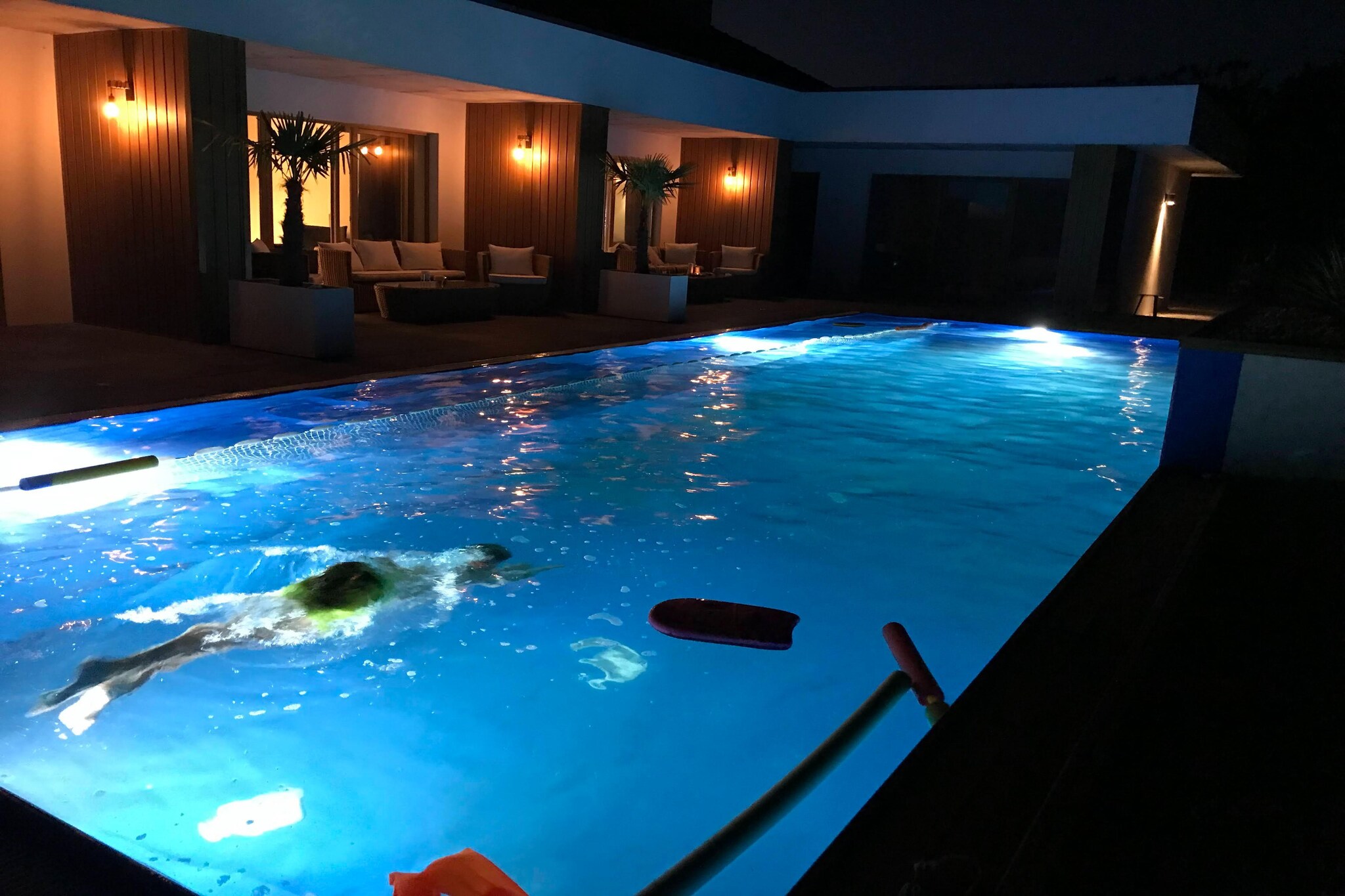 A comfortable holiday home with a swimming pool for up to 14 people is located in Świnoujście - Przytór. Perfect for a holiday for a group of friends or a larger family. The outdoor swimming pool is adjacent to a large terrace. Guests have at their disposal a large, well-kept garden, a gazebo, a private monitored parking lot and a barbecue area. Kayaks are available to guests, you can bring your own boat, access to the slipway is 150 m away. The house is intended for people who value peace and quiet. The house is friendly to families with children.
Night curfew applies from 11 p.m. "The facility is located in the buffer zone of the Wolin National Park, delights with peace and closeness to nature. Quick access to Międzyzdroje about 10 minutes.