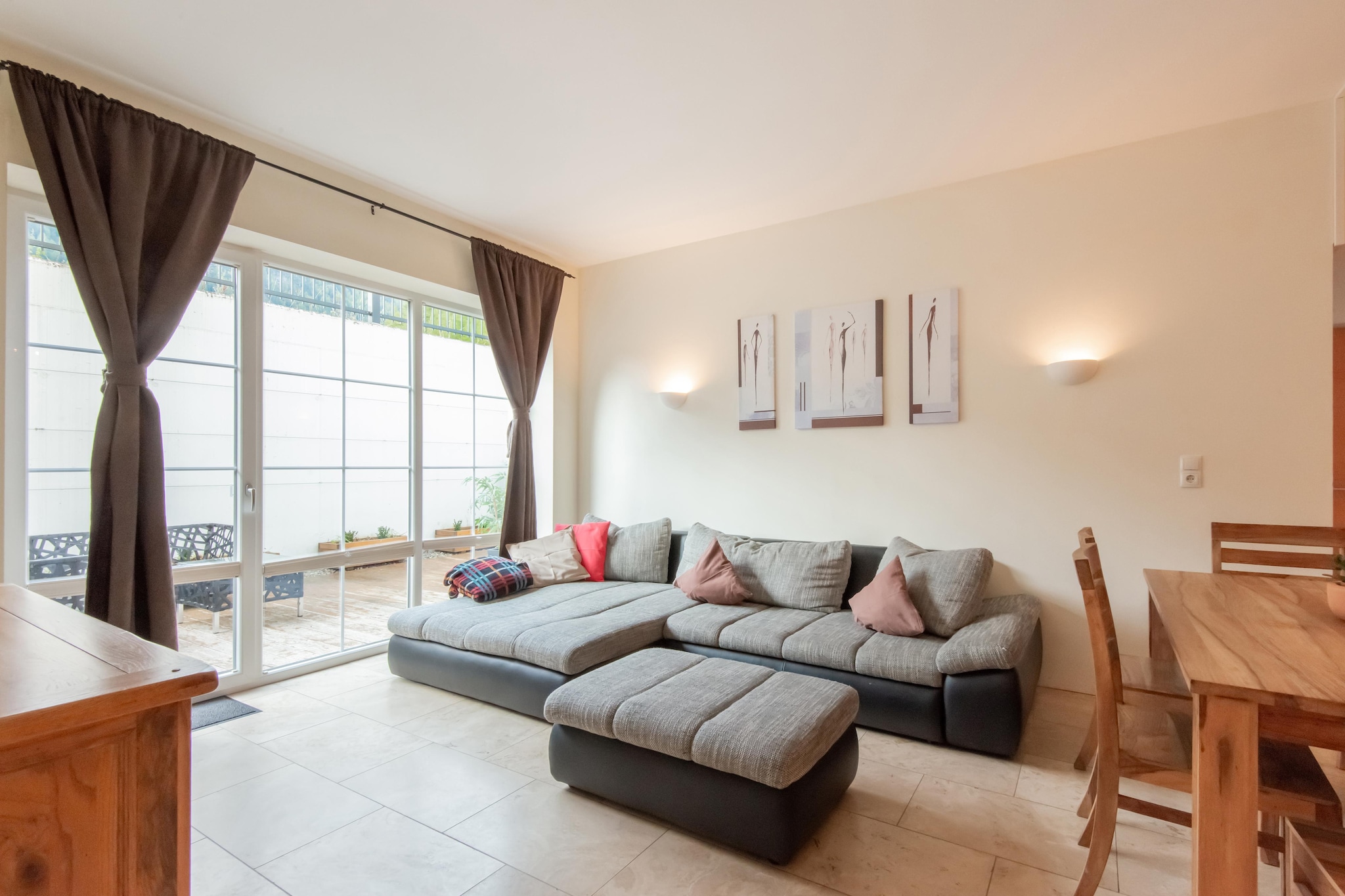 This holiday apartment is located in Zwieselstein, only 5 minutes by car from Sölden and less than 10 minutes from Obergurgl. With a nicely furnished terrace and a ski room, it is a perfect accommodation for families and friends who want to spend a dream holiday in the Ötztal in summer or winter.
Sölden is one of the highest holiday resorts in Europe with a long winter season and a blooming summer season. The place has 145 km of slopes and is known for the "BIG3", three peaks over 3,000 m. Obergurgl is particularly popular with the British with 110 km of slopes. Both places also offer many hiking and biking trails. Zwieselstein itself is a small, picturesque town with 3 restaurants that are easily accessible on foot. Regular buses connect Zwieselstein with Sölden and Obergurgl.
The apartment is on the lower floor, but is still very bright and welcoming. A parking space also belongs to the apartment.