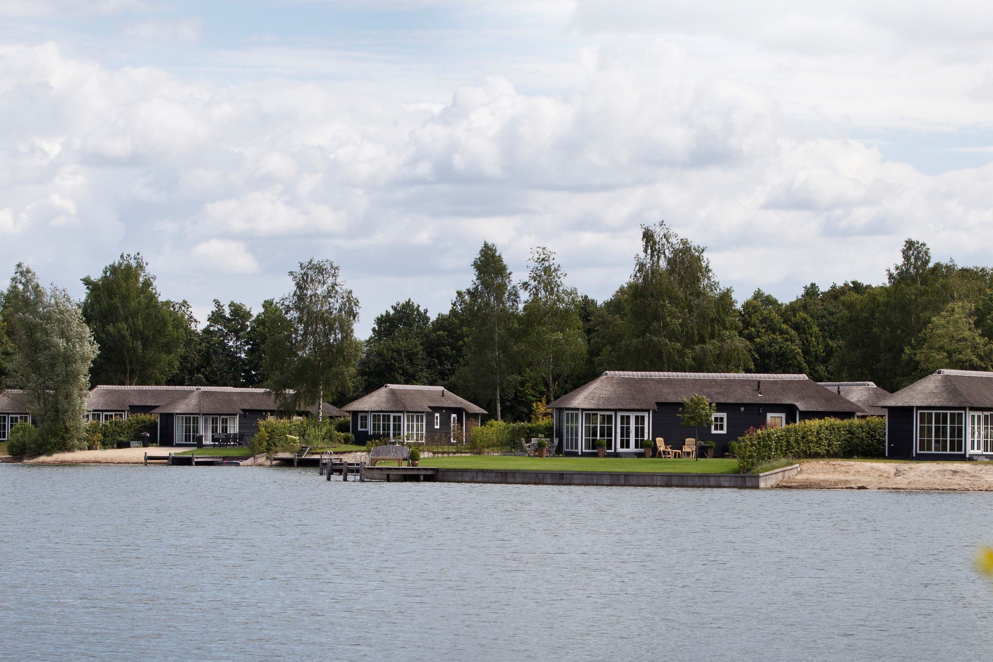 Pavillon de luxe climatisé, dans un parc de vacances, au bord d'un lac