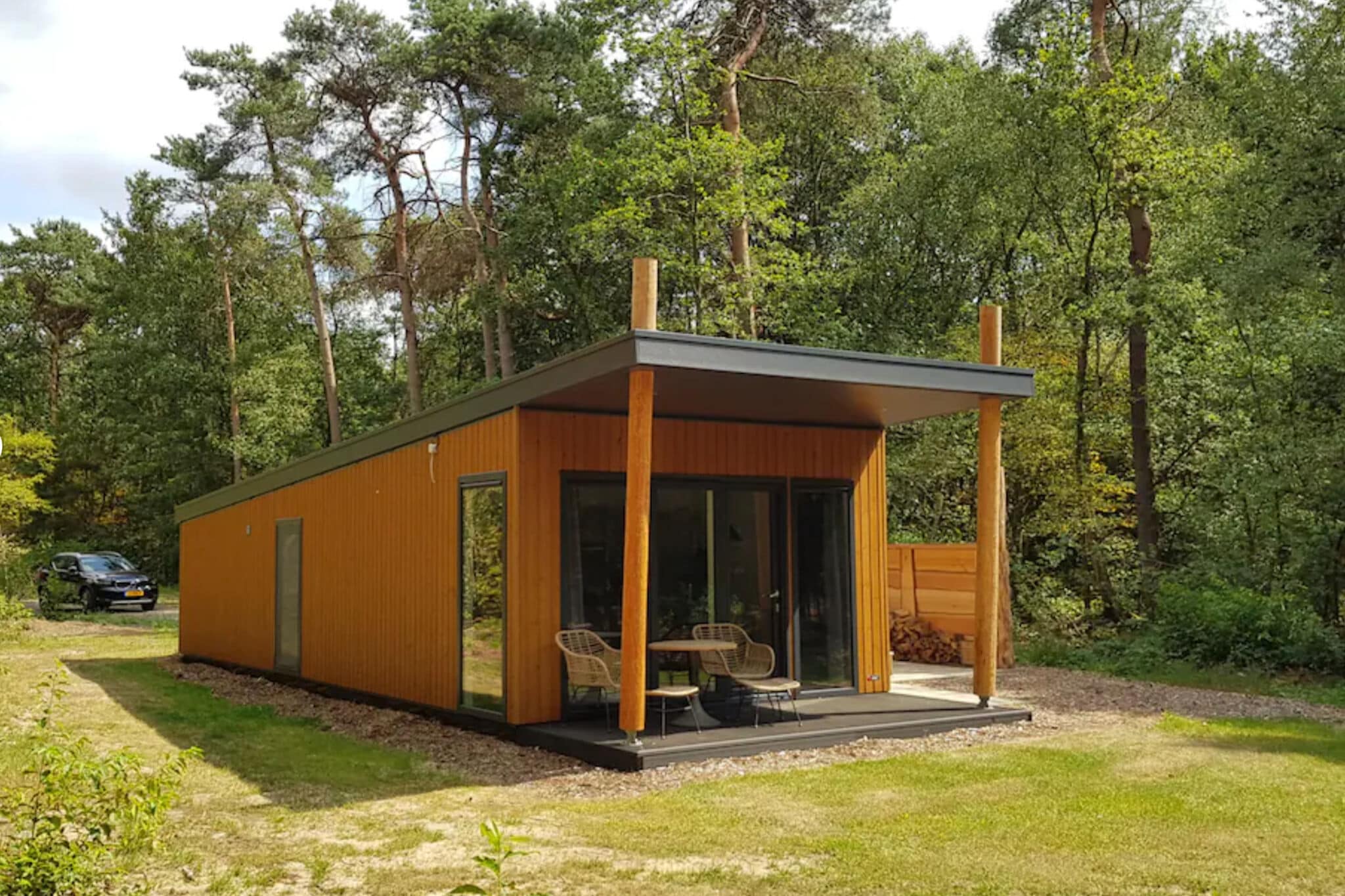 Luxury lodge with air conditioning and dishwasher, in a holiday park, by a lake