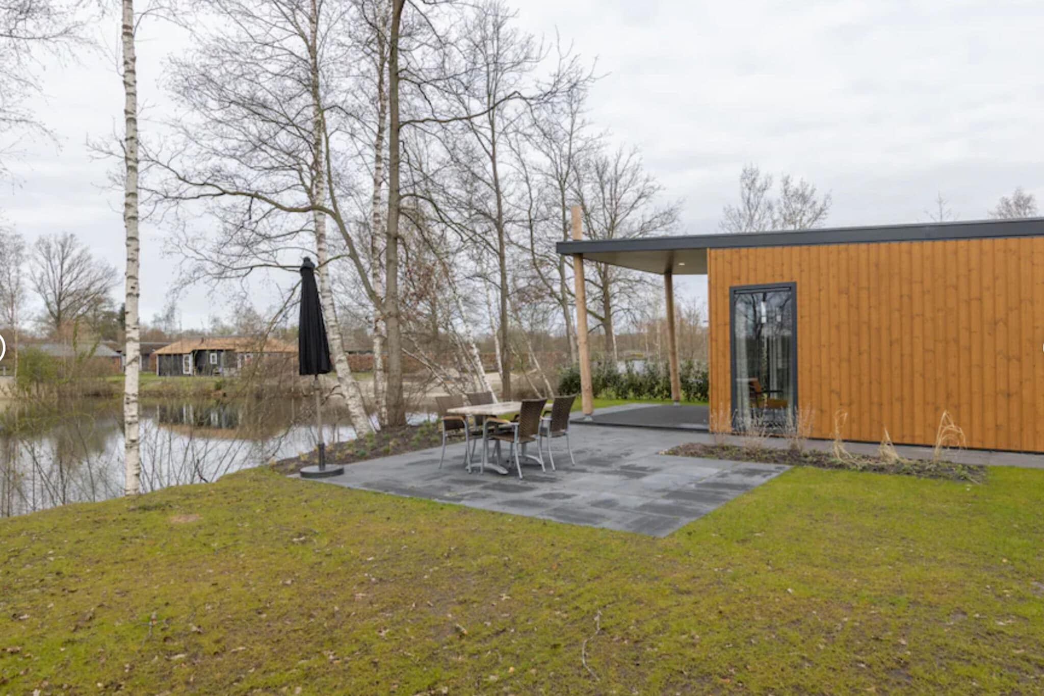 Luxus-Lodge mit Klimaanlage und Geschirrspüler in einem Ferienpark an einem See
