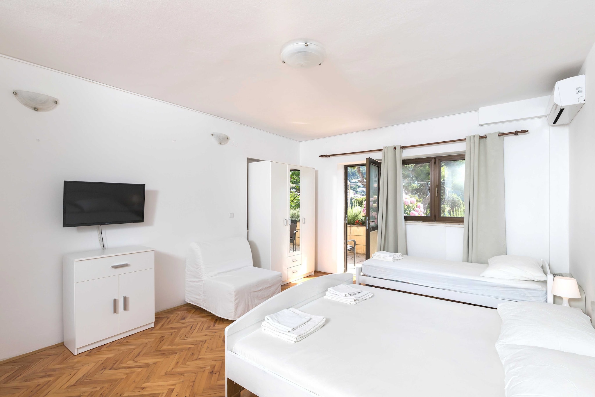 House Apartments Ariva is located in Montovjerna area, a quite popular part of town because it is situated only 10 minutes ride from the beautiful Lapad Bay as well as 10 minutes away from the historic Old Town. If you prefer having everything you need for a perfect vacation in a neighborhood, this location is the perfect choice for you.
House Apartments Ariva offer accommodation in air-conditioned studios with a private balcony. Wi-fi is free and it is available throughout the property.
Luggage storage is possible prior to check in and after check out, so you can explore the city a little more before your departure.
This studio apartment with furnished balcony can accommodate up to three people. It features cable TV as well as air-conditioning. The kitchen is well equipped with an oven, refrigerator, water kettle, freezer, stove, kitchen utensils and toaster. The private bathroom comes with a shower and toilet. Hair dryer, towels as well as bed linens are at your disposal.
The location is ideal to be walking distance from everything you would need. A supermarket can be found 5 meters from the Apartments and a restaurant is 400 meters away. A pharmacy, bakery, ATM, shops and bus stop can all be found less than 500 meters from the accommodation. Dubrovnik Old Town Walls are 1 km away, and the Stradun Promenade provides a unique stroll along the historic site scattered with bars, restaurants and boutiques. Banje Beach provide a marvelous view of Dubrovnik and can be reached in 2 km.
The Main Bus Station and Dubrovnik Harbor can be reached on foot in 20 minutes. Dubrovnik Airport is at a distance of 21 km