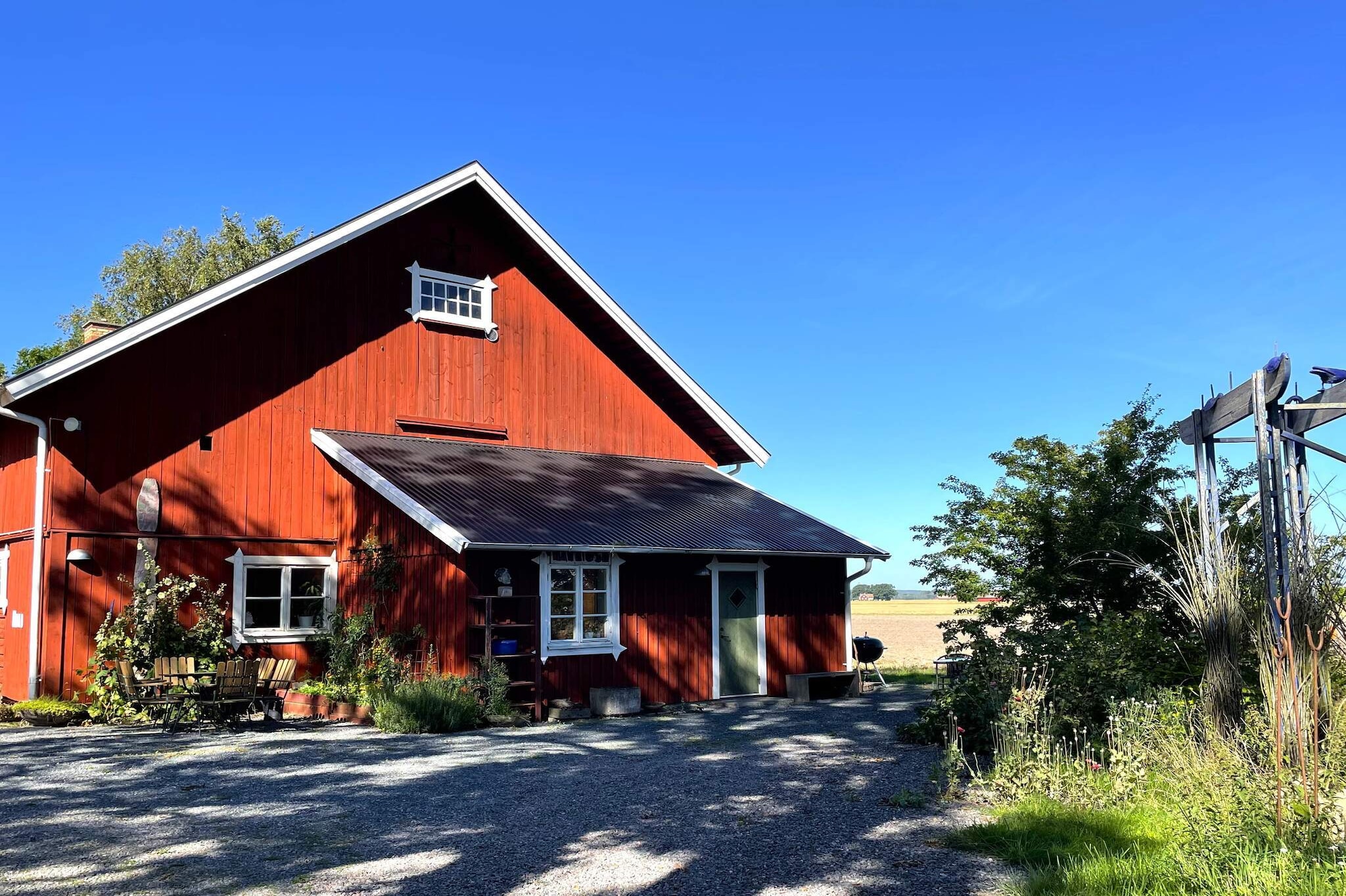 Welcome to rural idyll just outside LidkÃ¶ping, which is also called the city of white gold from the old porcelain factories. LidkÃ¶ping is also located along beautiful Lake VÃ¤nern, which offers nice bathing spots, sandy beaches and beautiful nature. The house has been a restaurant but was renovated in 2019 into the fine residence it is today. The house shares land with the owners who live in the house in front, but you have a separate entrance and your own balcony with a view of the fence and fields. There are two entrances to the house, the small kitchen entrance or the large one located inside the nice green gates. You are welcomed into a small hall which then opens up into a large welcoming family room with kitchen integrated into one. The kitchen is magnificent where you can see that it used to be a restaurant with a substantial pizza oven, stove and dishwasher. The glasses hang pleasantly from the ceiling above the bar table/kitchen table where people like to gather during dinner for conversation. To the left is a small alcove with a day bed. The house has a total of 8 beds and two bathrooms. To the right are two smaller bedrooms. One with a bunk bed 80 cm wide and the other with a day bed that is 2x80 in size laid out. Inside the kitchen area there is a bathroom with bath/shower and washing machine. Next to a cleaning scrubber with a toilet inside. Behind the kitchen at the kitchen entrance is another nice bedroom with a single bed 80 cm. Straight ahead in the hall, a large room opens up on the side with fine wooden doors with glass and armchairs to sit in. Here there is a larger bathroom with shower, sink and toilet. All white and fully tiled. You are then welcomed into a homely living room with a small dining table and comfortable sofa. Personal and warm interior design that makes it almost feel like home. Next to this is the house's fourth bedroom with a double bed 180 cm wide and with a patio door to the beautiful nature. The owner is an artist and has a workshop next door and sometimes shows if you're lucky. The garden outside invites you to play with a trampoline and lawn. Have a cup at the front and enjoy the calm and look out. A day trip to LÃ¤ckÃ¶slott, which may be Sweden's most beautiful castle with a unique garden, and a trip to Hinden's Reef is a must. Bathing places in Lake VÃ¤nern in FramnÃ¤sbadet or SvalnÃ¤sbadet, which is also called VÃ¤nern's Riviera. A visit to RÃ¶rstrand, where people hand-painted and created porcelain known around the world. Good to know:  Bed linen and final cleaning must be pre-booked at least 14 days before arrival. If this is not pre-booked in time, we cannot guarantee that you can add it afterwards, in which case you may bring bed linen and clean the cottage yourself before departure. This accommodation is perfect for the larger family, or two families who want peace and proximity to experiences and swimming. Not booked by youth groups under 25 years of age or by companies.  A warm welcome to a uniquely charming accommodation.