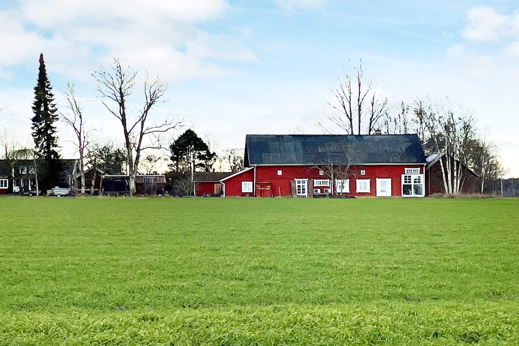 Internet Access DSL, Kitchen(cooker(electric), coffee machine, microwave, fridge-freezer), Living/bed room(double folding bed, TV(swedish TV channels)), bedroom(double bed), bedroom(double folding bed), bedroom(single bed), bedroom(2x bunk bed), bathroom(bath tub, washbasin, toilet, washing machine), bathroom(washbasin, shower, toilet), heating(electric), garden furniture, parking, play equipment, air to air heatpump