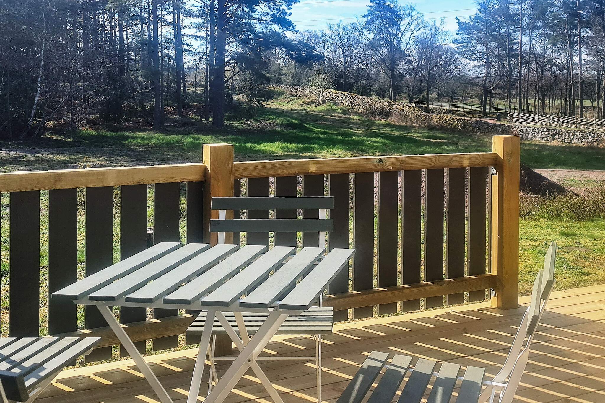 Internet Access DSL, Living room, pantry(stove(2 ring stoves)), bedroom(2x single bed), bathroom(washbasin, shower, toilet), fridge, geothermal energy, air to air heatpump