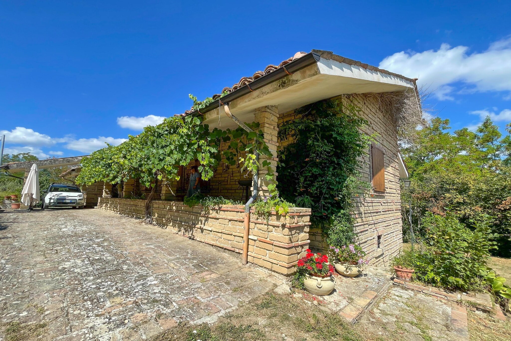 Ground floor: (Living room(TV, fireplace, seating area, balcony or terrace), Kitchen(electric kettle, toaster, coffee machine, oven, dishwasher, fridge-freezer), bedroom(single bed), bedroom(single bed), bedroom(double bed), bedroom(single bed, single bed), Bedroom with bathroom(double bed, bath tub, shower, washbasin, toilet, bidet), bathroom(bath tub, washbasin, toilet, bidet, hairdryer), bathroom(shower, washbasin, toilet, bidet, hairdryer))\n\ndining table, washing machine, garden, garden furniture, sun loungers, BBQ, parking, swimming pool(private, opened from May upto and including Sep)